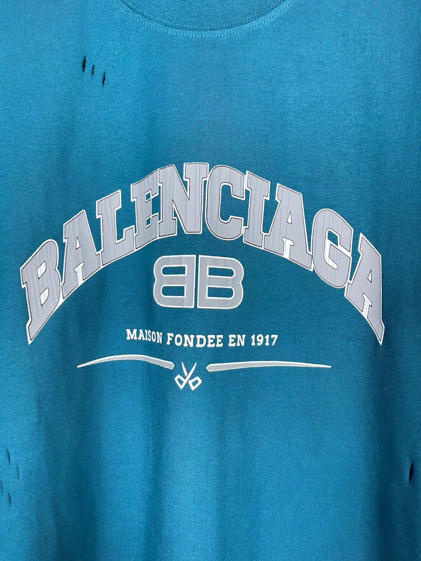 🅿️176 Actual pictures [Top version. Official website quality] BALENCI*GA/Paris. BB scissors LOGO printed ready-to-wear washed and distressed short-sleeved T-shirt. Brick cabinet synchronization. The fabric is made of Paris ZP custom-woven and dyed 100% cotton double yarn compact cotton. The weight is 260 grams, the cloth surface is clean. The cloth pattern is clear, soft and comfortable, and the thread is dyed with no color difference. The classic pattern is printed with environmentally friendly imported materials, straight cracks and cracked glue. Precision printing screen, the letters are clear and the effect is three-dimensional. Restored brick cabinet. The garments were washed and aged, and polished by many hands. Produced by super heavy craftsmanship, different market currencies, welcome to compare, the version adopts OS loose shoulder version. Same style for men and women. Code: BL223012 Color: washed black, lake blue, off-white, red Size: XS to L