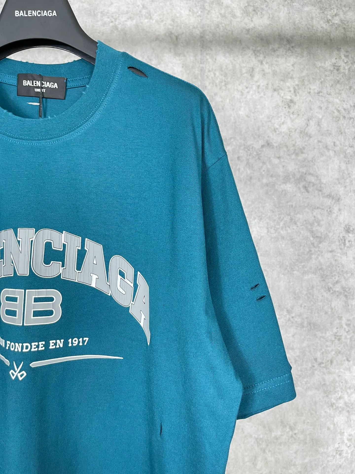 🅿️176 Actual pictures [Top version. Official website quality] BALENCI*GA/Paris. BB scissors LOGO printed ready-to-wear washed and distressed short-sleeved T-shirt. Brick cabinet synchronization. The fabric is made of Paris ZP custom-woven and dyed 100% cotton double yarn compact cotton. The weight is 260 grams, the cloth surface is clean. The cloth pattern is clear, soft and comfortable, and the thread is dyed with no color difference. The classic pattern is printed with environmentally friendly imported materials, straight cracks and cracked glue. Precision printing screen, the letters are clear and the effect is three-dimensional. Restored brick cabinet. The garments were washed and aged, and polished by many hands. Produced by super heavy craftsmanship, different market currencies, welcome to compare, the version adopts OS loose shoulder version. Same style for men and women. Code: BL223012 Color: washed black, lake blue, off-white, red Size: XS to L