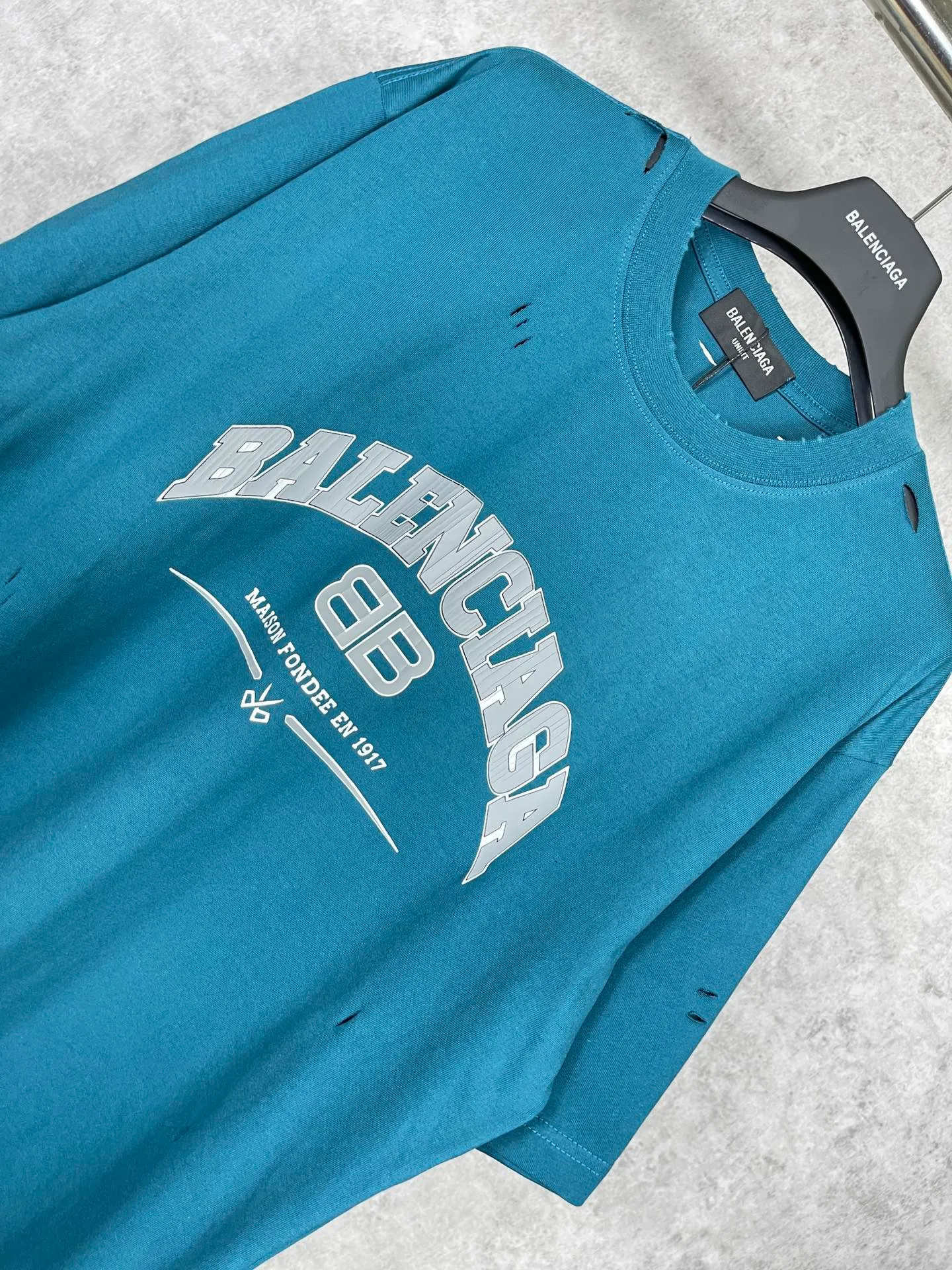 🅿️176 Actual pictures [Top version. Official website quality] BALENCI*GA/Paris. BB scissors LOGO printed ready-to-wear washed and distressed short-sleeved T-shirt. Brick cabinet synchronization. The fabric is made of Paris ZP custom-woven and dyed 100% cotton double yarn compact cotton. The weight is 260 grams, the cloth surface is clean. The cloth pattern is clear, soft and comfortable, and the thread is dyed with no color difference. The classic pattern is printed with environmentally friendly imported materials, straight cracks and cracked glue. Precision printing screen, the letters are clear and the effect is three-dimensional. Restored brick cabinet. The garments were washed and aged, and polished by many hands. Produced by super heavy craftsmanship, different market currencies, welcome to compare, the version adopts OS loose shoulder version. Same style for men and women. Code: BL223012 Color: washed black, lake blue, off-white, red Size: XS to L
