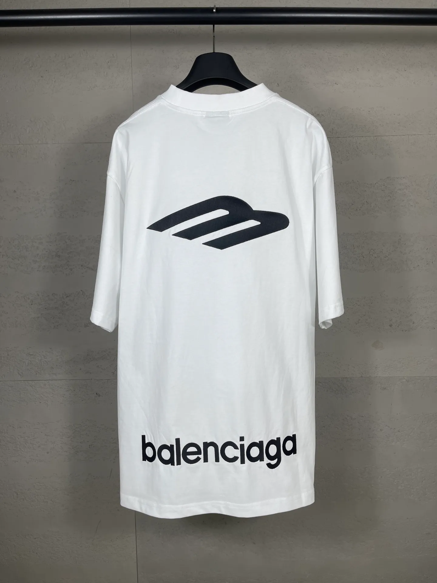 🅿️200 Actual pictures [Top version. Official website quality] BALENCI*GA/Paris BALENCI*GA#SS26 The latest model of the ski sports series, with a small LOGO on the front and a large LOGO on the back, classic icons embroidered with thousands of needles. Brick cabinet sync. Genuine products are developed and developed in the first time. Welcome to compare! The fabric is made of Paris ZP custom-woven and dyed 100% cotton double-yarn compact cotton. The weight is 260 grams. The cloth surface is clean. The cloth pattern is clear. It is soft and comfortable. It has good color fastness and is not easy to change color. The threads are woven and dyed with no color difference. The embroidery is done using imported Tajima embroidery machines. Super 10W needle and thread high-density embroidery. The effect is three-dimensional and the lines are clear. No burrs and miscellaneous threads, super high-tech embroidery. The version adopts OS loose shoulder design. Same style for men and women. Code: BL253737 Color: black, white, yellow, blue Size: XS, S, M, L