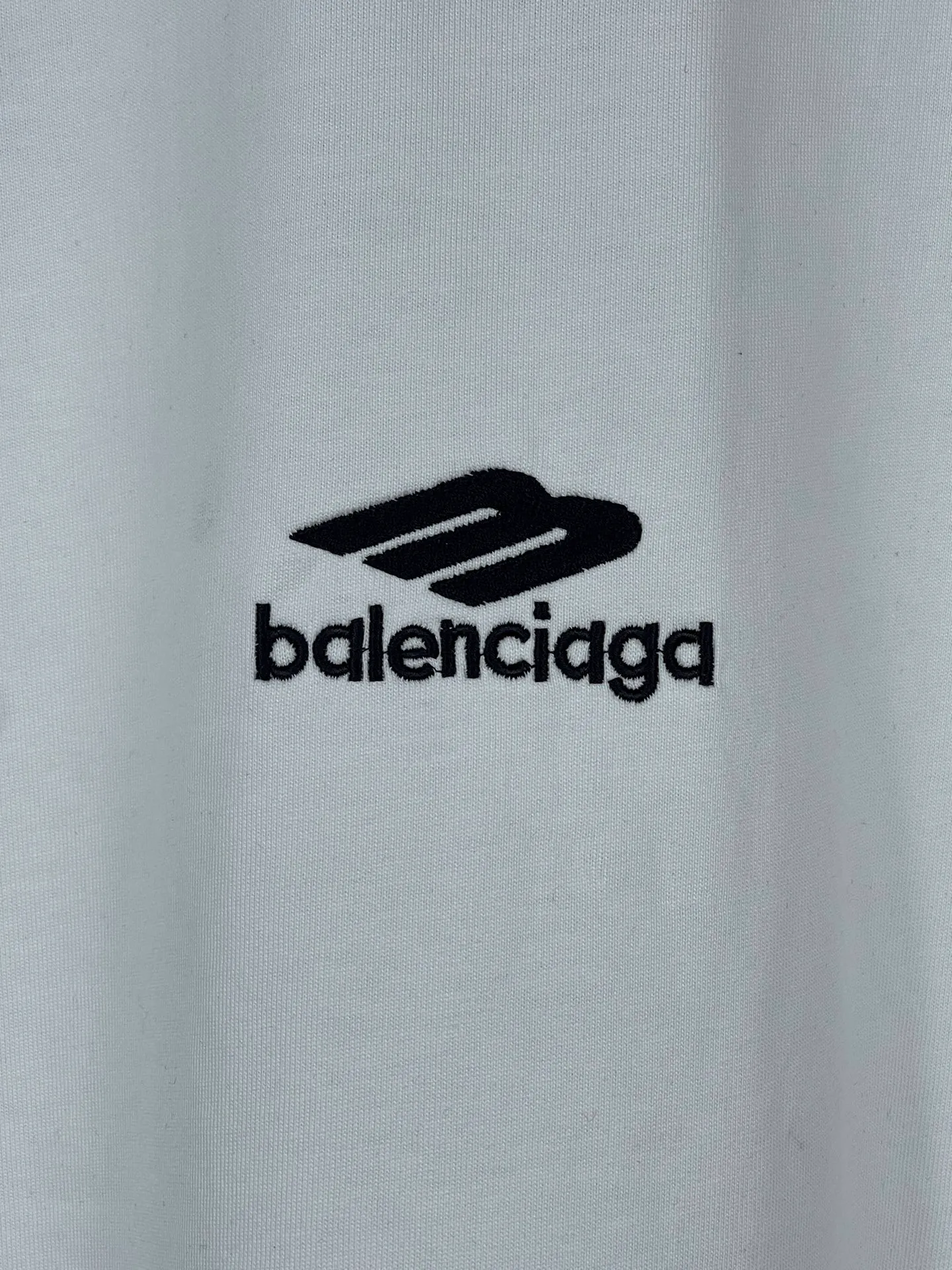 🅿️200 Actual pictures [Top version. Official website quality] BALENCI*GA/Paris BALENCI*GA#SS26 The latest model of the ski sports series, with a small LOGO on the front and a large LOGO on the back, classic icons embroidered with thousands of needles. Brick cabinet sync. Genuine products are developed and developed in the first time. Welcome to compare! The fabric is made of Paris ZP custom-woven and dyed 100% cotton double-yarn compact cotton. The weight is 260 grams. The cloth surface is clean. The cloth pattern is clear. It is soft and comfortable. It has good color fastness and is not easy to change color. The threads are woven and dyed with no color difference. The embroidery is done using imported Tajima embroidery machines. Super 10W needle and thread high-density embroidery. The effect is three-dimensional and the lines are clear. No burrs and miscellaneous threads, super high-tech embroidery. The version adopts OS loose shoulder design. Same style for men and women. Code: BL253737 Color: black, white, yellow, blue Size: XS, S, M, L
