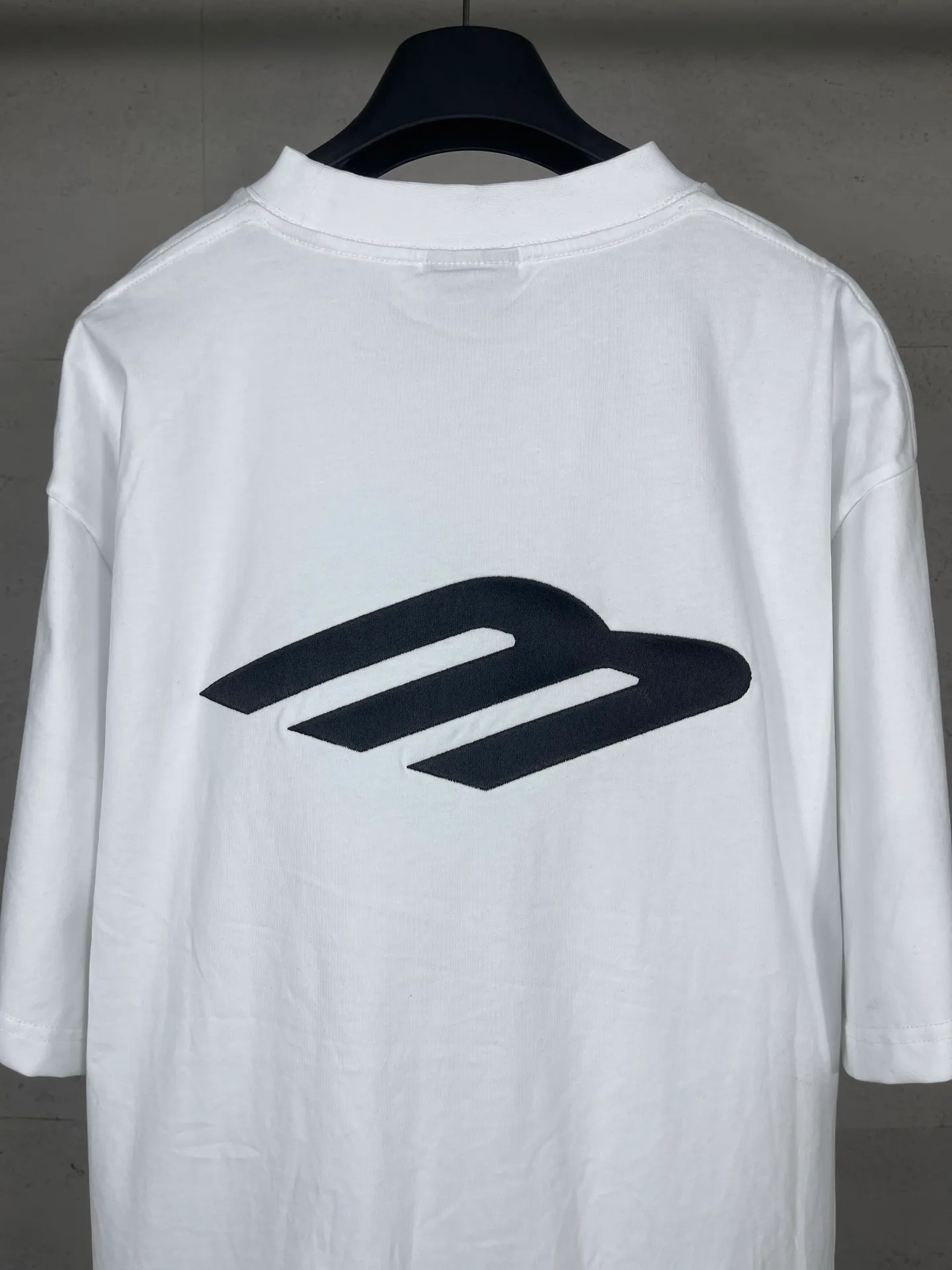 🅿️200 Actual pictures [Top version. Official website quality] BALENCI*GA/Paris BALENCI*GA#SS26 The latest model of the ski sports series, with a small LOGO on the front and a large LOGO on the back, classic icons embroidered with thousands of needles. Brick cabinet sync. Genuine products are developed and developed in the first time. Welcome to compare! The fabric is made of Paris ZP custom-woven and dyed 100% cotton double-yarn compact cotton. The weight is 260 grams. The cloth surface is clean. The cloth pattern is clear. It is soft and comfortable. It has good color fastness and is not easy to change color. The threads are woven and dyed with no color difference. The embroidery is done using imported Tajima embroidery machines. Super 10W needle and thread high-density embroidery. The effect is three-dimensional and the lines are clear. No burrs and miscellaneous threads, super high-tech embroidery. The version adopts OS loose shoulder design. Same style for men and women. Code: BL253737 Color: black, white, yellow, blue Size: XS, S, M, L