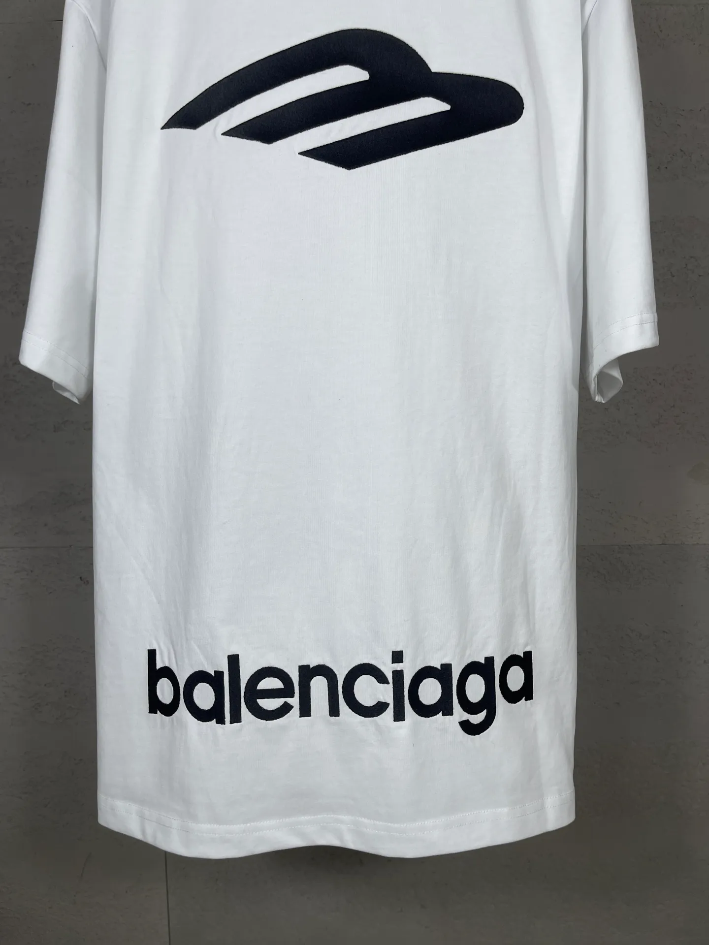 🅿️200 Actual pictures [Top version. Official website quality] BALENCI*GA/Paris BALENCI*GA#SS26 The latest model of the ski sports series, with a small LOGO on the front and a large LOGO on the back, classic icons embroidered with thousands of needles. Brick cabinet sync. Genuine products are developed and developed in the first time. Welcome to compare! The fabric is made of Paris ZP custom-woven and dyed 100% cotton double-yarn compact cotton. The weight is 260 grams. The cloth surface is clean. The cloth pattern is clear. It is soft and comfortable. It has good color fastness and is not easy to change color. The threads are woven and dyed with no color difference. The embroidery is done using imported Tajima embroidery machines. Super 10W needle and thread high-density embroidery. The effect is three-dimensional and the lines are clear. No burrs and miscellaneous threads, super high-tech embroidery. The version adopts OS loose shoulder design. Same style for men and women. Code: BL253737 Color: black, white, yellow, blue Size: XS, S, M, L