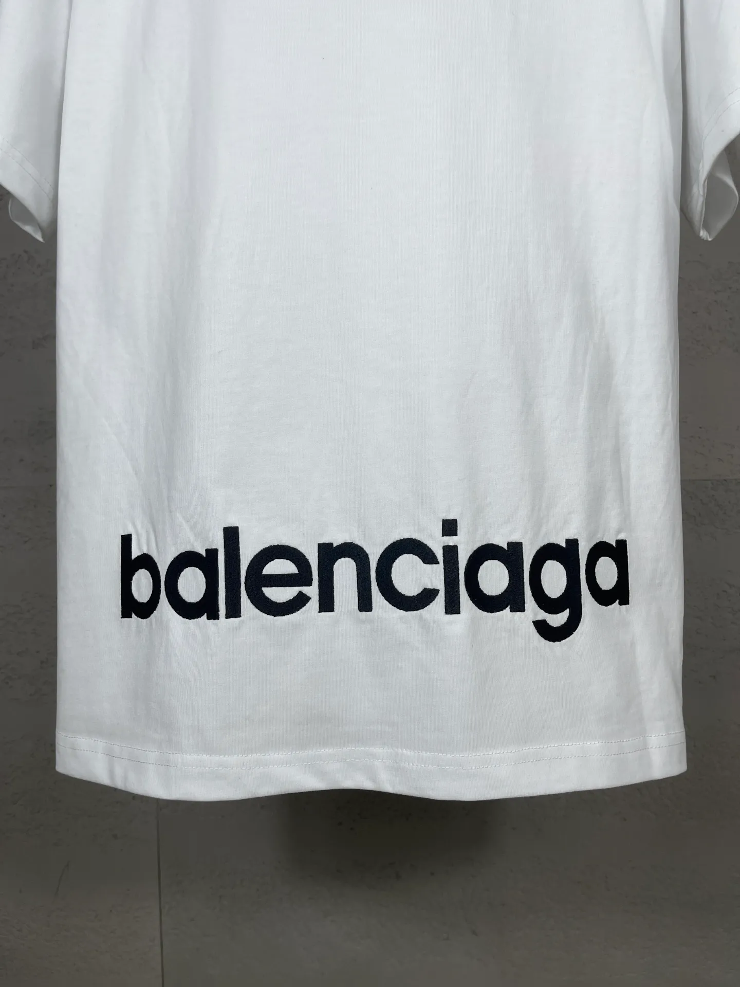 🅿️200 Actual pictures [Top version. Official website quality] BALENCI*GA/Paris BALENCI*GA#SS26 The latest model of the ski sports series, with a small LOGO on the front and a large LOGO on the back, classic icons embroidered with thousands of needles. Brick cabinet sync. Genuine products are developed and developed in the first time. Welcome to compare! The fabric is made of Paris ZP custom-woven and dyed 100% cotton double-yarn compact cotton. The weight is 260 grams. The cloth surface is clean. The cloth pattern is clear. It is soft and comfortable. It has good color fastness and is not easy to change color. The threads are woven and dyed with no color difference. The embroidery is done using imported Tajima embroidery machines. Super 10W needle and thread high-density embroidery. The effect is three-dimensional and the lines are clear. No burrs and miscellaneous threads, super high-tech embroidery. The version adopts OS loose shoulder design. Same style for men and women. Code: BL253737 Color: black, white, yellow, blue Size: XS, S, M, L