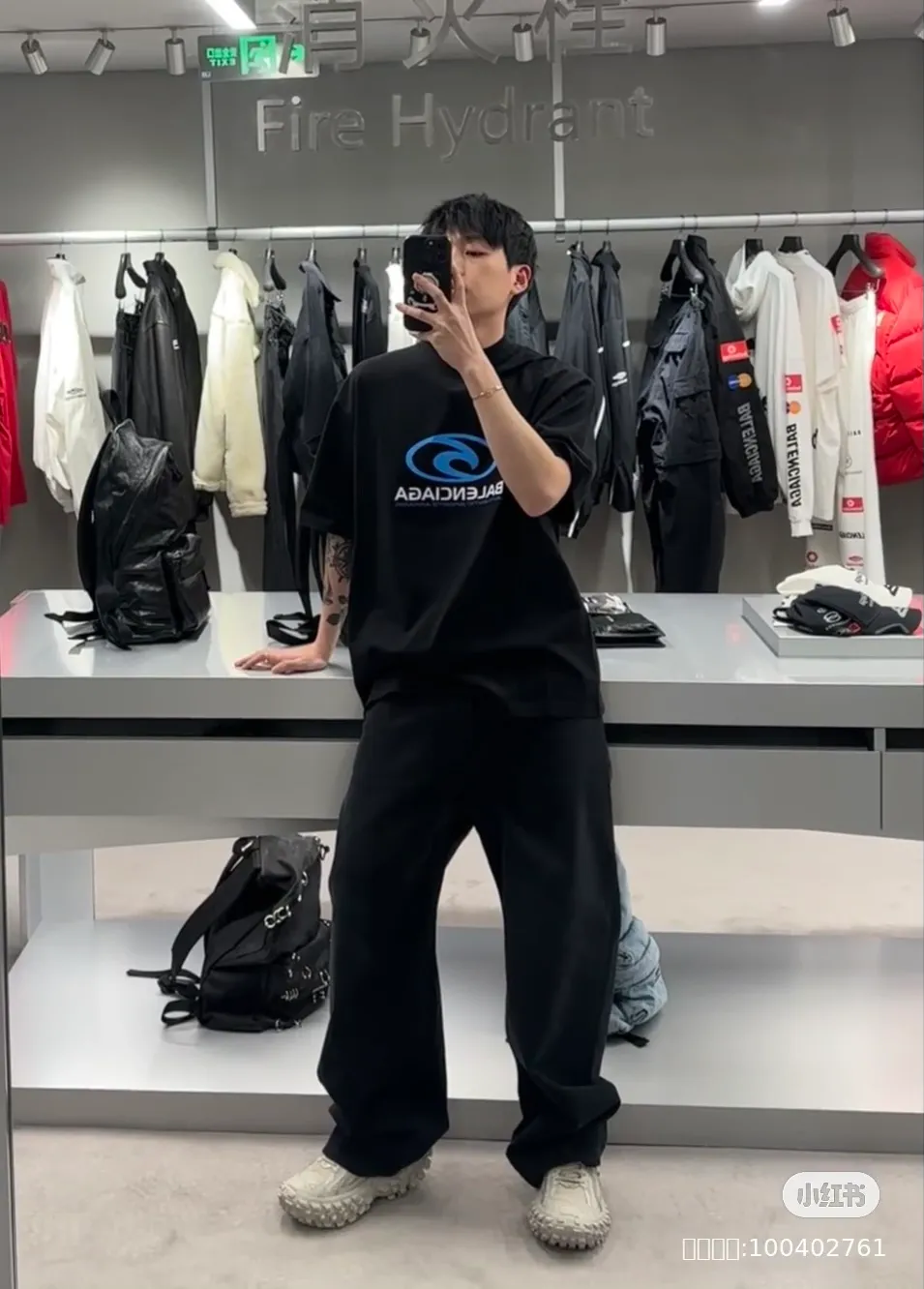 ♻️💯Upper body reference model picture❤️Top tested version 𝐁A𝐋EN𝐂IA𝐆A/Balenciaga Wave T-shirt Fabric: Double yarn 32 counts 240 grams - counter synchronization #The highest version on the market The original development of custom-woven fabric technology and washing treatment Full of thickness The texture is different from market products Highly restored #Original mold opening Use imported oval crack machine printing Every print is neatly aligned and has no burrs Hand-printed front and rear platens. Precision mesh production screen. Imported environmentally friendly pulp squeegee. Letters are clearly restored. Letter spacing. The size is consistent with the original version. Highly restored 24ss. Best-selling model on the market. Same style for men and women. Size: xs s m l Color: black white P: 290