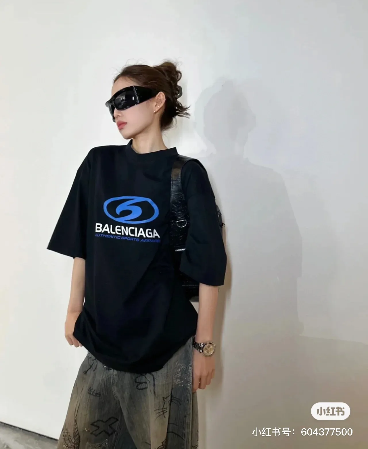 ♻️💯Upper body reference model picture❤️Top tested version 𝐁A𝐋EN𝐂IA𝐆A/Balenciaga Wave T-shirt Fabric: Double yarn 32 counts 240 grams - counter synchronization #The highest version on the market The original development of custom-woven fabric technology and washing treatment Full of thickness The texture is different from market products Highly restored #Original mold opening Use imported oval crack machine printing Every print is neatly aligned and has no burrs Hand-printed front and rear platens. Precision mesh production screen. Imported environmentally friendly pulp squeegee. Letters are clearly restored. Letter spacing. The size is consistent with the original version. Highly restored 24ss. Best-selling model on the market. Same style for men and women. Size: xs s m l Color: black white P: 290
