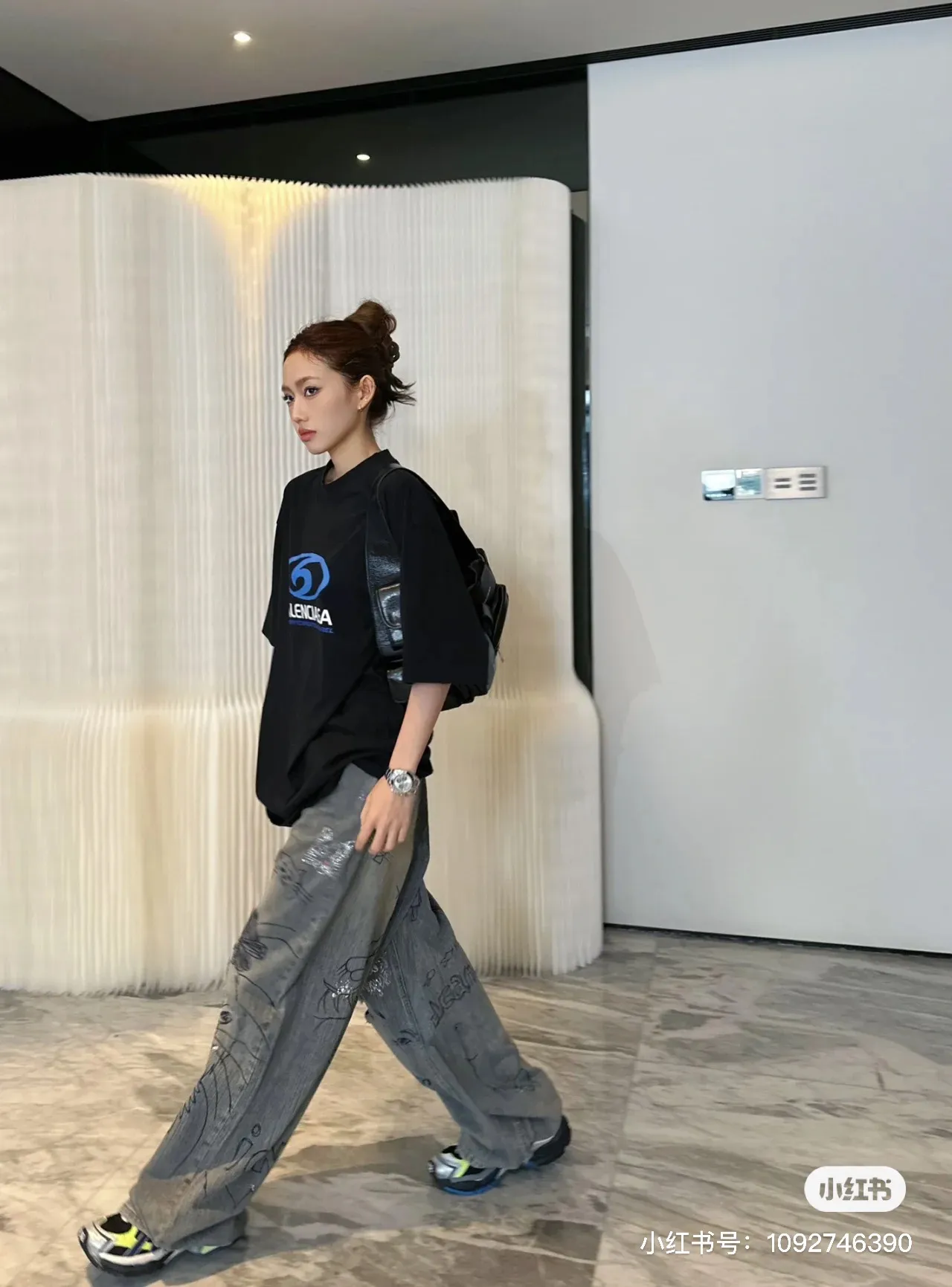♻️💯Upper body reference model picture❤️Top tested version 𝐁A𝐋EN𝐂IA𝐆A/Balenciaga Wave T-shirt Fabric: Double yarn 32 counts 240 grams - counter synchronization #The highest version on the market The original development of custom-woven fabric technology and washing treatment Full of thickness The texture is different from market products Highly restored #Original mold opening Use imported oval crack machine printing Every print is neatly aligned and has no burrs Hand-printed front and rear platens. Precision mesh production screen. Imported environmentally friendly pulp squeegee. Letters are clearly restored. Letter spacing. The size is consistent with the original version. Highly restored 24ss. Best-selling model on the market. Same style for men and women. Size: xs s m l Color: black white P: 290