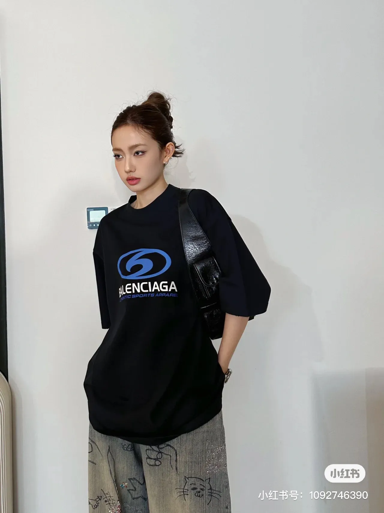 ♻️💯Upper body reference model picture❤️Top tested version 𝐁A𝐋EN𝐂IA𝐆A/Balenciaga Wave T-shirt Fabric: Double yarn 32 counts 240 grams - counter synchronization #The highest version on the market The original development of custom-woven fabric technology and washing treatment Full of thickness The texture is different from market products Highly restored #Original mold opening Use imported oval crack machine printing Every print is neatly aligned and has no burrs Hand-printed front and rear platens. Precision mesh production screen. Imported environmentally friendly pulp squeegee. Letters are clearly restored. Letter spacing. The size is consistent with the original version. Highly restored 24ss. Best-selling model on the market. Same style for men and women. Size: xs s m l Color: black white P: 290
