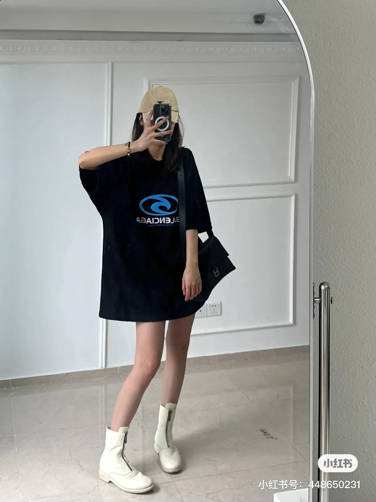♻️💯Upper body reference model picture❤️Top tested version 𝐁A𝐋EN𝐂IA𝐆A/Balenciaga Wave T-shirt Fabric: Double yarn 32 counts 240 grams - counter synchronization #The highest version on the market The original development of custom-woven fabric technology and washing treatment Full of thickness The texture is different from market products Highly restored #Original mold opening Use imported oval crack machine printing Every print is neatly aligned and has no burrs Hand-printed front and rear platens. Precision mesh production screen. Imported environmentally friendly pulp squeegee. Letters are clearly restored. Letter spacing. The size is consistent with the original version. Highly restored 24ss. Best-selling model on the market. Same style for men and women. Size: xs s m l Color: black white P: 290
