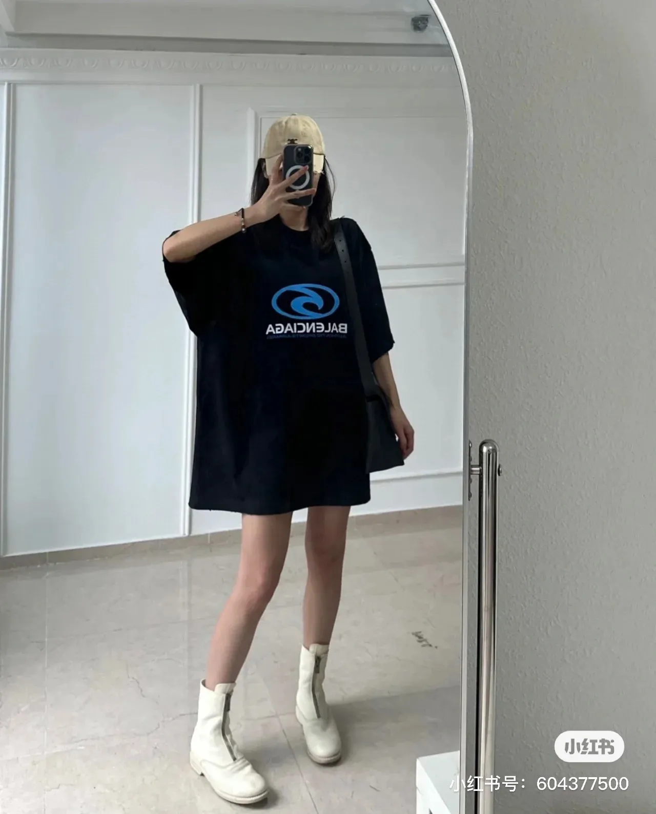 ♻️💯Upper body reference model picture❤️Top tested version 𝐁A𝐋EN𝐂IA𝐆A/Balenciaga Wave T-shirt Fabric: Double yarn 32 counts 240 grams - counter synchronization #The highest version on the market The original development of custom-woven fabric technology and washing treatment Full of thickness The texture is different from market products Highly restored #Original mold opening Use imported oval crack machine printing Every print is neatly aligned and has no burrs Hand-printed front and rear platens. Precision mesh production screen. Imported environmentally friendly pulp squeegee. Letters are clearly restored. Letter spacing. The size is consistent with the original version. Highly restored 24ss. Best-selling model on the market. Same style for men and women. Size: xs s m l Color: black white P: 290