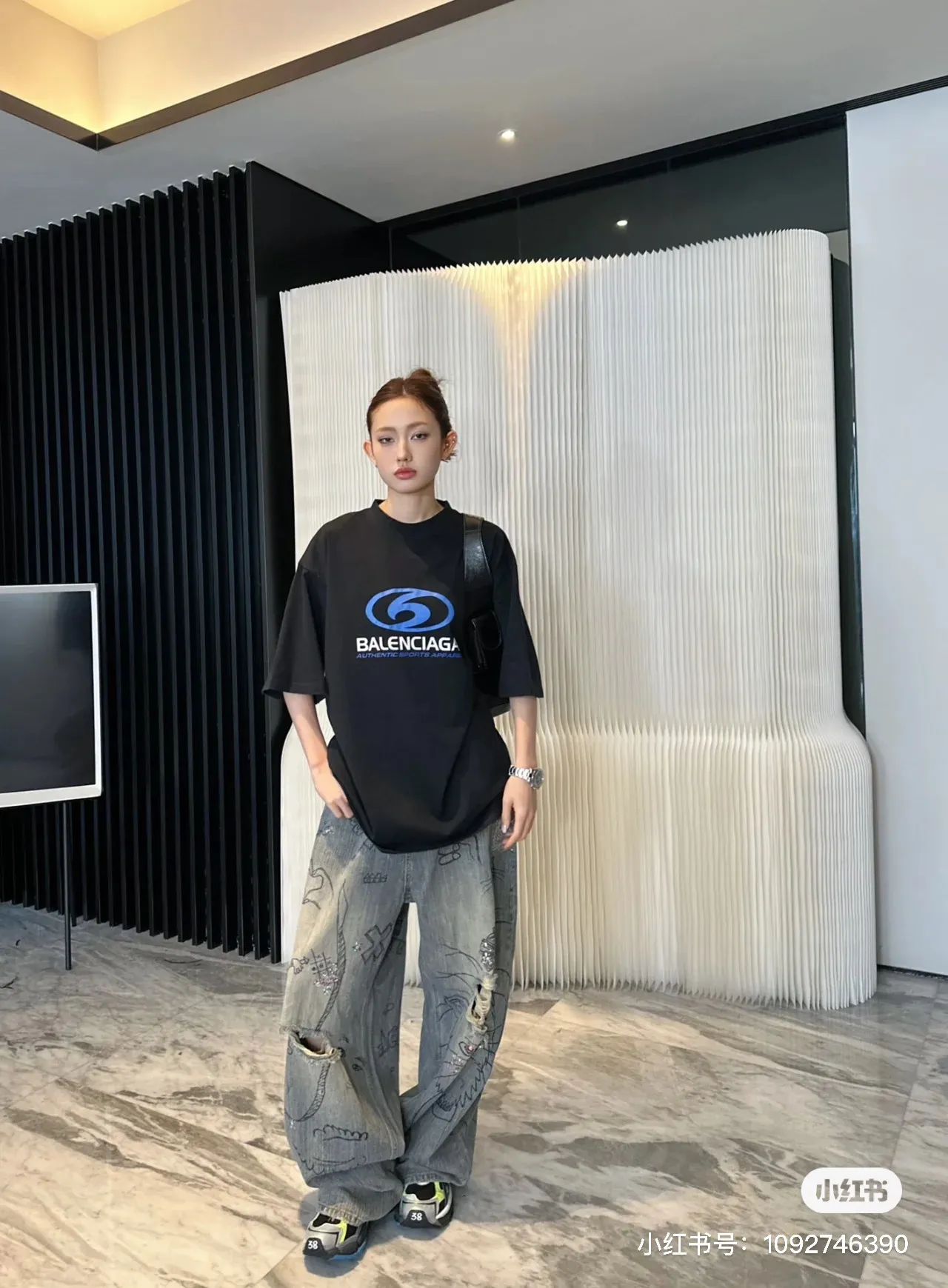 ♻️💯Upper body reference model picture❤️Top tested version 𝐁A𝐋EN𝐂IA𝐆A/Balenciaga Wave T-shirt Fabric: Double yarn 32 counts 240 grams - counter synchronization #The highest version on the market The original development of custom-woven fabric technology and washing treatment Full of thickness The texture is different from market products Highly restored #Original mold opening Use imported oval crack machine printing Every print is neatly aligned and has no burrs Hand-printed front and rear platens. Precision mesh production screen. Imported environmentally friendly pulp squeegee. Letters are clearly restored. Letter spacing. The size is consistent with the original version. Highly restored 24ss. Best-selling model on the market. Same style for men and women. Size: xs s m l Color: black white P: 290