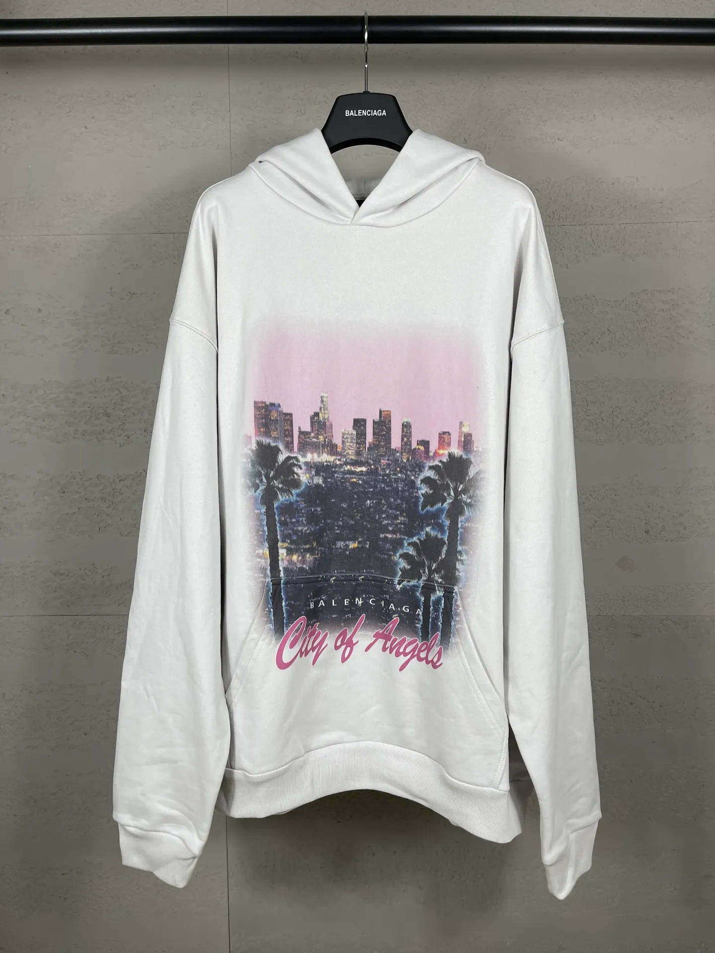 🅿️356 real photos [Top version. Official website quality] BALENCI*GA/25 new model. Latest style SS25 ready-to-wear washable hooded sweatshirt with Los Angeles night scene direct-printed print on the front. Research and development at the first time, different market currencies. Comparisons welcome. The fabric is made of Paris ZP custom-woven and dyed cotton sweatshirt. Weighing 460 grams, the cloth surface is clean. The cloth pattern is clear, soft and comfortable. The threads are dyed with no color difference. Printing adopts computer direct printing. Garments are washed and aged. Jubie market currency. Welcome to compare. The version adopts OS loose shoulder design. Same style for men and women. Code: BL259905 Color: washed black, apricot Size: XS S M L