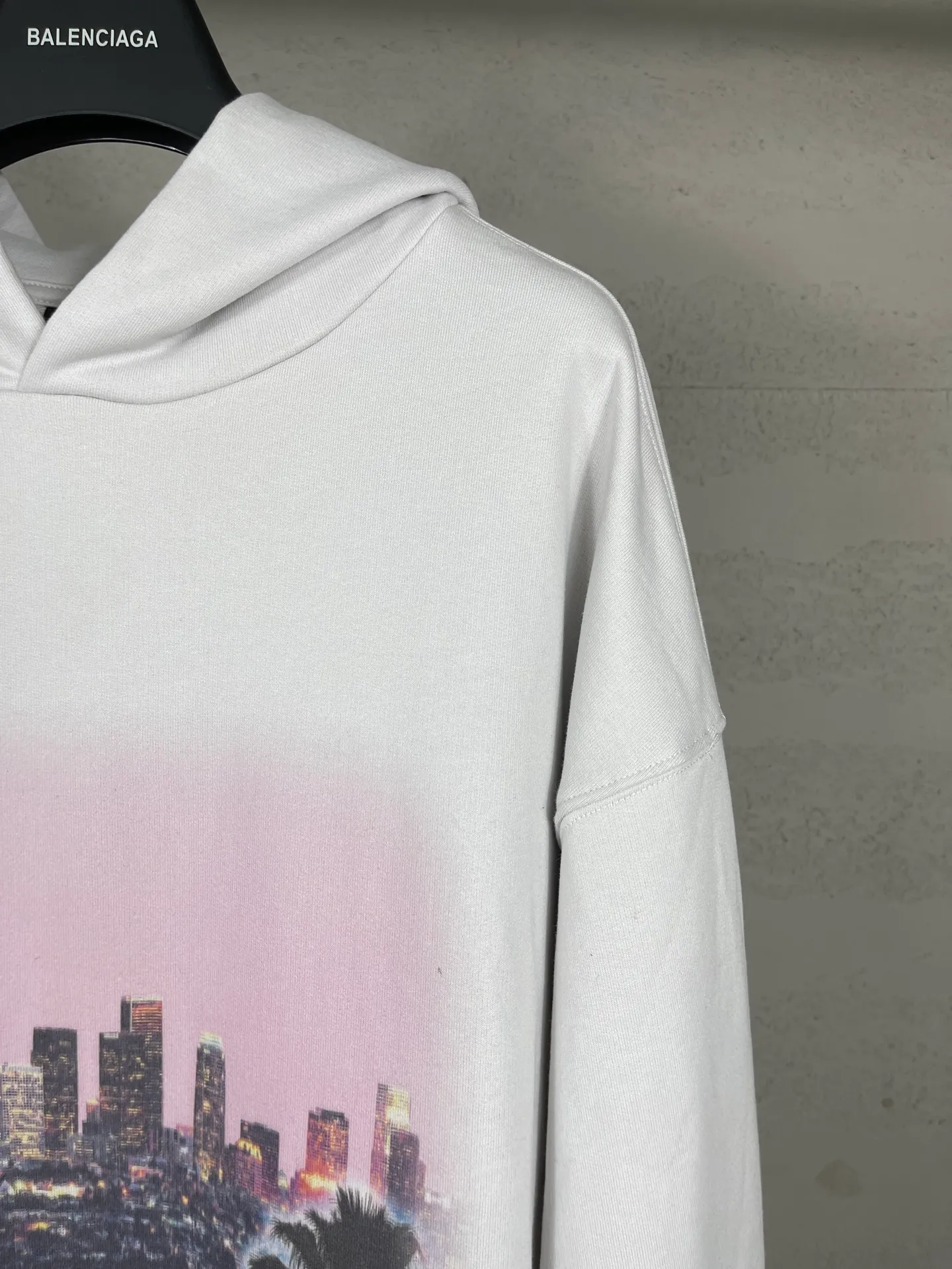 🅿️356 real photos [Top version. Official website quality] BALENCI*GA/25 new model. Latest style SS25 ready-to-wear washable hooded sweatshirt with Los Angeles night scene direct-printed print on the front. Research and development at the first time, different market currencies. Comparisons welcome. The fabric is made of Paris ZP custom-woven and dyed cotton sweatshirt. Weighing 460 grams, the cloth surface is clean. The cloth pattern is clear, soft and comfortable. The threads are dyed with no color difference. Printing adopts computer direct printing. Garments are washed and aged. Jubie market currency. Welcome to compare. The version adopts OS loose shoulder design. Same style for men and women. Code: BL259905 Color: washed black, apricot Size: XS S M L