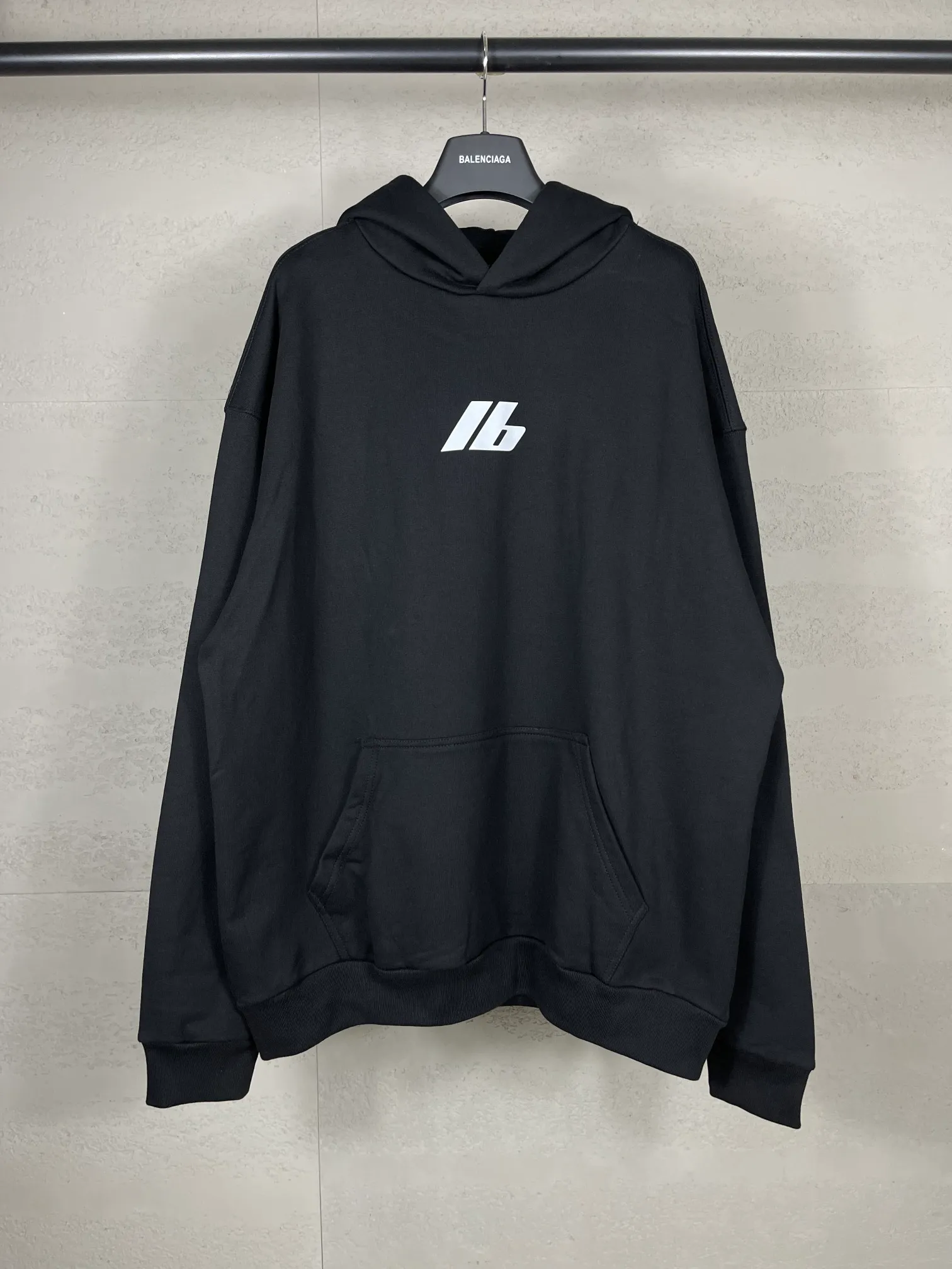 🅿️300 real photos [Top version. Official website quality] BALENCI*GA/Paris. 2024 new style. Hooded sweatshirt with front and rear LOGO reflective letters, brick cabinet synchronization. Developed as genuine product at the first time, welcome to compare! The fabric is made of Paris ZP custom-woven and dyed cotton terry sweatshirt. Weighing 460 grams, the cloth surface is clean. The cloth pattern is clear, soft and comfortable. The threads are dyed with no color difference. Get reflective film beforehand. The effect will be three-dimensional. Restore the brick cabinet. Different market currency, welcome to compare, the version adopts OS loose shoulder version. Same style for men and women Coding: BL238929 Color: black, off-white Size: XS S M L