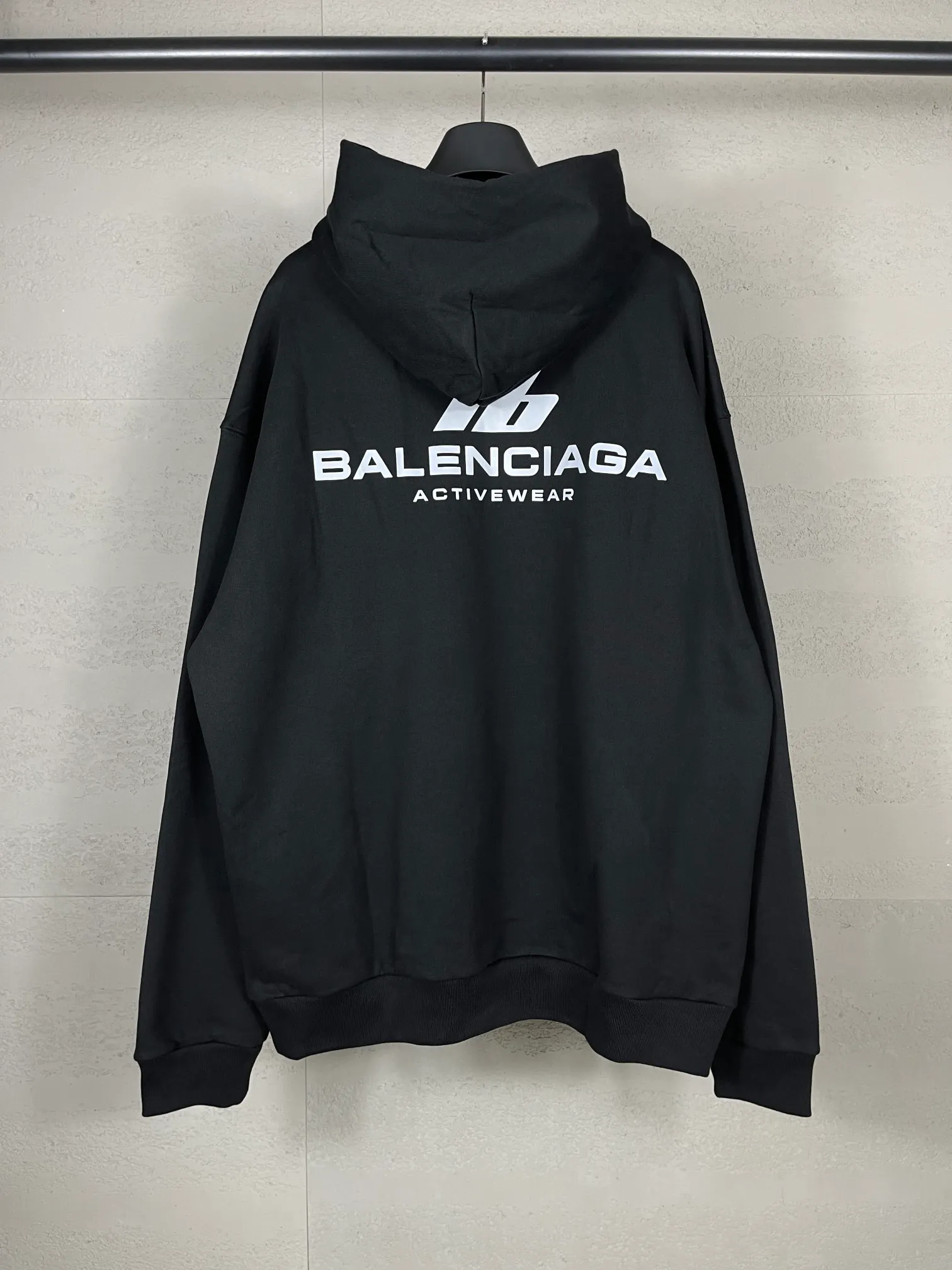 🅿️300 real photos [Top version. Official website quality] BALENCI*GA/Paris. 2024 new style. Hooded sweatshirt with front and rear LOGO reflective letters, brick cabinet synchronization. Developed as genuine product at the first time, welcome to compare! The fabric is made of Paris ZP custom-woven and dyed cotton terry sweatshirt. Weighing 460 grams, the cloth surface is clean. The cloth pattern is clear, soft and comfortable. The threads are dyed with no color difference. Get reflective film beforehand. The effect will be three-dimensional. Restore the brick cabinet. Different market currency, welcome to compare, the version adopts OS loose shoulder version. Same style for men and women Coding: BL238929 Color: black, off-white Size: XS S M L