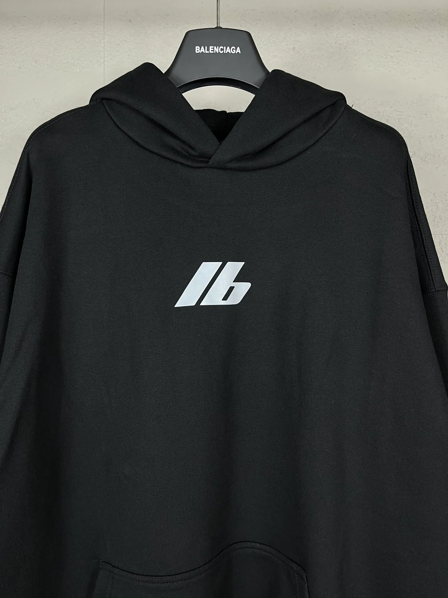 🅿️300 real photos [Top version. Official website quality] BALENCI*GA/Paris. 2024 new style. Hooded sweatshirt with front and rear LOGO reflective letters, brick cabinet synchronization. Developed as genuine product at the first time, welcome to compare! The fabric is made of Paris ZP custom-woven and dyed cotton terry sweatshirt. Weighing 460 grams, the cloth surface is clean. The cloth pattern is clear, soft and comfortable. The threads are dyed with no color difference. Get reflective film beforehand. The effect will be three-dimensional. Restore the brick cabinet. Different market currency, welcome to compare, the version adopts OS loose shoulder version. Same style for men and women Coding: BL238929 Color: black, off-white Size: XS S M L