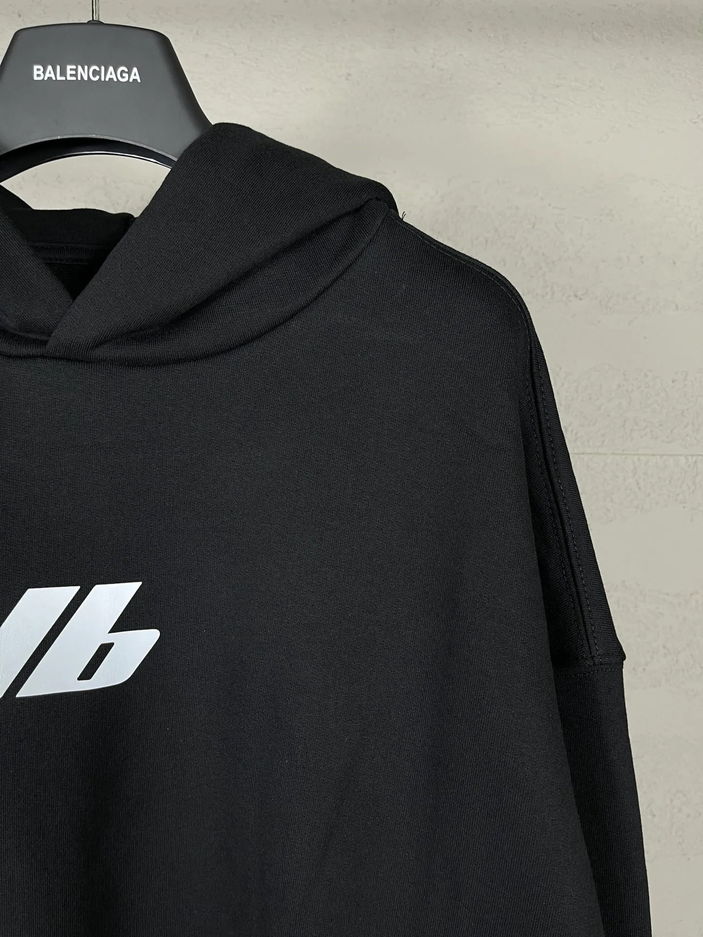 🅿️300 real photos [Top version. Official website quality] BALENCI*GA/Paris. 2024 new style. Hooded sweatshirt with front and rear LOGO reflective letters, brick cabinet synchronization. Developed as genuine product at the first time, welcome to compare! The fabric is made of Paris ZP custom-woven and dyed cotton terry sweatshirt. Weighing 460 grams, the cloth surface is clean. The cloth pattern is clear, soft and comfortable. The threads are dyed with no color difference. Get reflective film beforehand. The effect will be three-dimensional. Restore the brick cabinet. Different market currency, welcome to compare, the version adopts OS loose shoulder version. Same style for men and women Coding: BL238929 Color: black, off-white Size: XS S M L