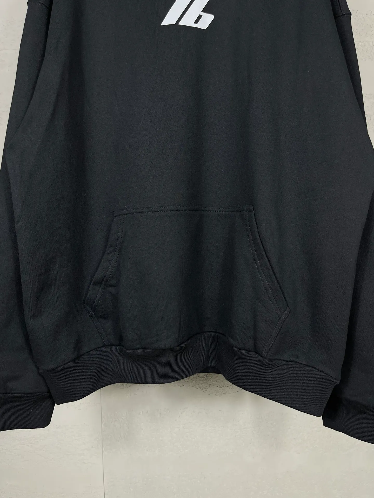 🅿️300 real photos [Top version. Official website quality] BALENCI*GA/Paris. 2024 new style. Hooded sweatshirt with front and rear LOGO reflective letters, brick cabinet synchronization. Developed as genuine product at the first time, welcome to compare! The fabric is made of Paris ZP custom-woven and dyed cotton terry sweatshirt. Weighing 460 grams, the cloth surface is clean. The cloth pattern is clear, soft and comfortable. The threads are dyed with no color difference. Get reflective film beforehand. The effect will be three-dimensional. Restore the brick cabinet. Different market currency, welcome to compare, the version adopts OS loose shoulder version. Same style for men and women Coding: BL238929 Color: black, off-white Size: XS S M L