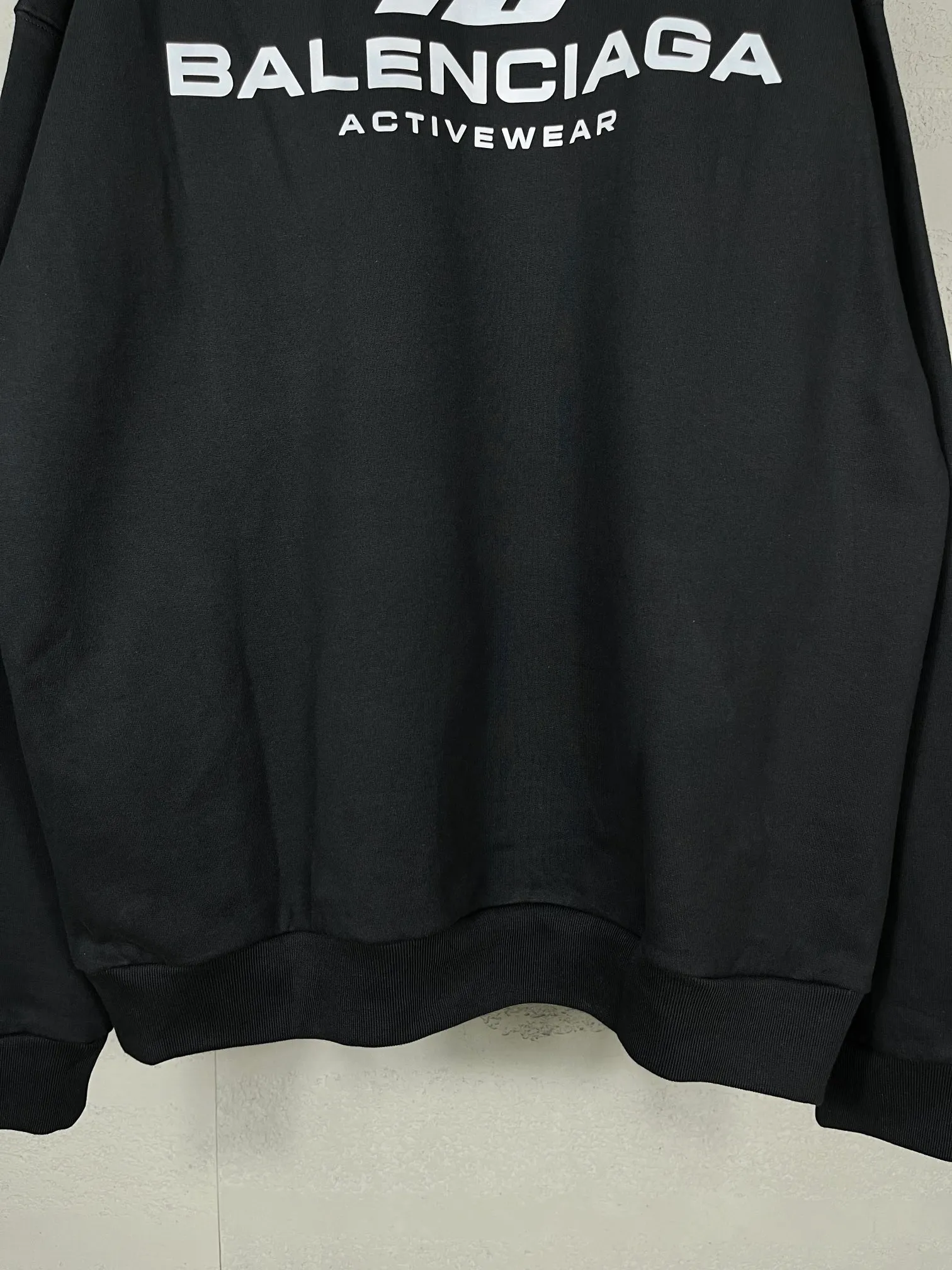 🅿️300 real photos [Top version. Official website quality] BALENCI*GA/Paris. 2024 new style. Hooded sweatshirt with front and rear LOGO reflective letters, brick cabinet synchronization. Developed as genuine product at the first time, welcome to compare! The fabric is made of Paris ZP custom-woven and dyed cotton terry sweatshirt. Weighing 460 grams, the cloth surface is clean. The cloth pattern is clear, soft and comfortable. The threads are dyed with no color difference. Get reflective film beforehand. The effect will be three-dimensional. Restore the brick cabinet. Different market currency, welcome to compare, the version adopts OS loose shoulder version. Same style for men and women Coding: BL238929 Color: black, off-white Size: XS S M L
