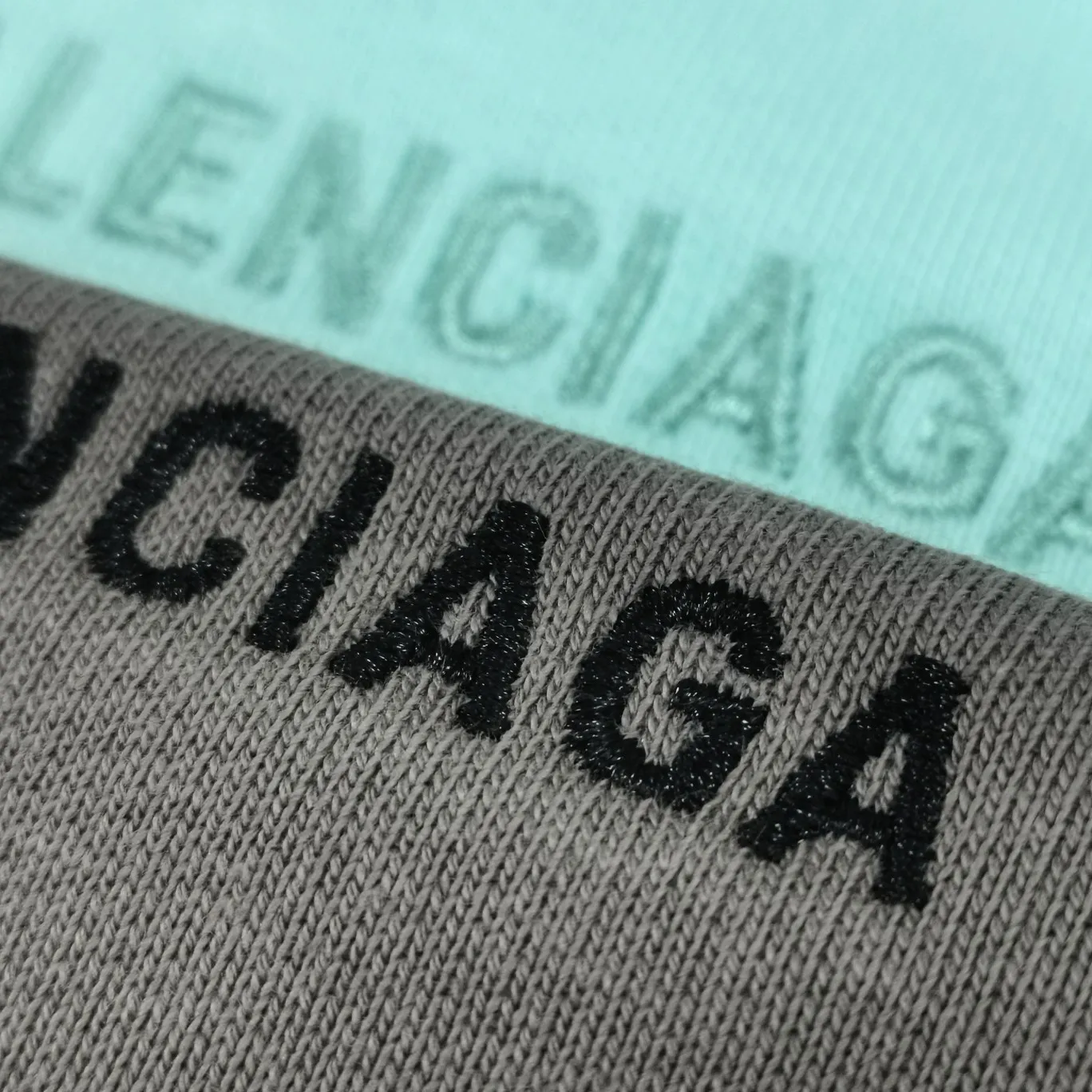 Additional details - the top version of BALENCIAGA with large LOGO basic letters on the back, pure cotton loose, same style for male and female couples, high-end embroidered cotton hoodie, hooded sweatshirt, the god of simplicity in Paris, a volume sought after by many stars. Lisa’s favorite basic short-sleeved Paris style, which has a very high appearance rate. Wear alone, paired with jeans, shorts, and sweatpants, it's a versatile style. Xiaohongshu, a hot item on INS, a must-have for Paris fans.  Using Tajima embroidery technology imported from Japan, the printing looks very three-dimensional and full, with no threads. Regardless of the size, the front and back letters can be expressed perfectly! The fabric is made of 460g pure cotton combed terry fabric!  A complete set of customized tags, collar tags, washed, plastic bags, and most importantly, a complete set of bags, tag codes, and codes are all authentic.  Color: mint green dark brown Size: XS-L P:450
