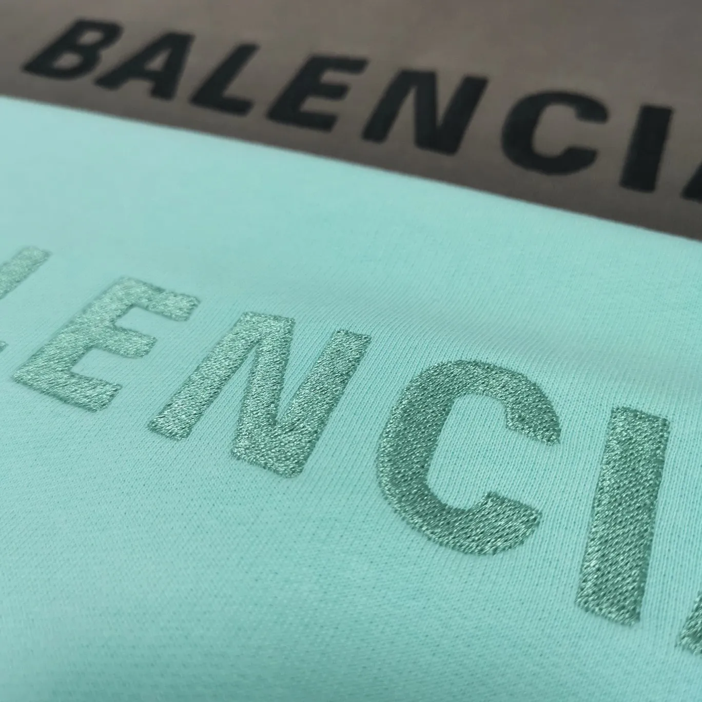 Additional details - the top version of BALENCIAGA with large LOGO basic letters on the back, pure cotton loose, same style for male and female couples, high-end embroidered cotton hoodie, hooded sweatshirt, the god of simplicity in Paris, a volume sought after by many stars. Lisa’s favorite basic short-sleeved Paris style, which has a very high appearance rate. Wear alone, paired with jeans, shorts, and sweatpants, it's a versatile style. Xiaohongshu, a hot item on INS, a must-have for Paris fans.  Using Tajima embroidery technology imported from Japan, the printing looks very three-dimensional and full, with no threads. Regardless of the size, the front and back letters can be expressed perfectly! The fabric is made of 460g pure cotton combed terry fabric!  A complete set of customized tags, collar tags, washed, plastic bags, and most importantly, a complete set of bags, tag codes, and codes are all authentic.  Color: mint green dark brown Size: XS-L P:450