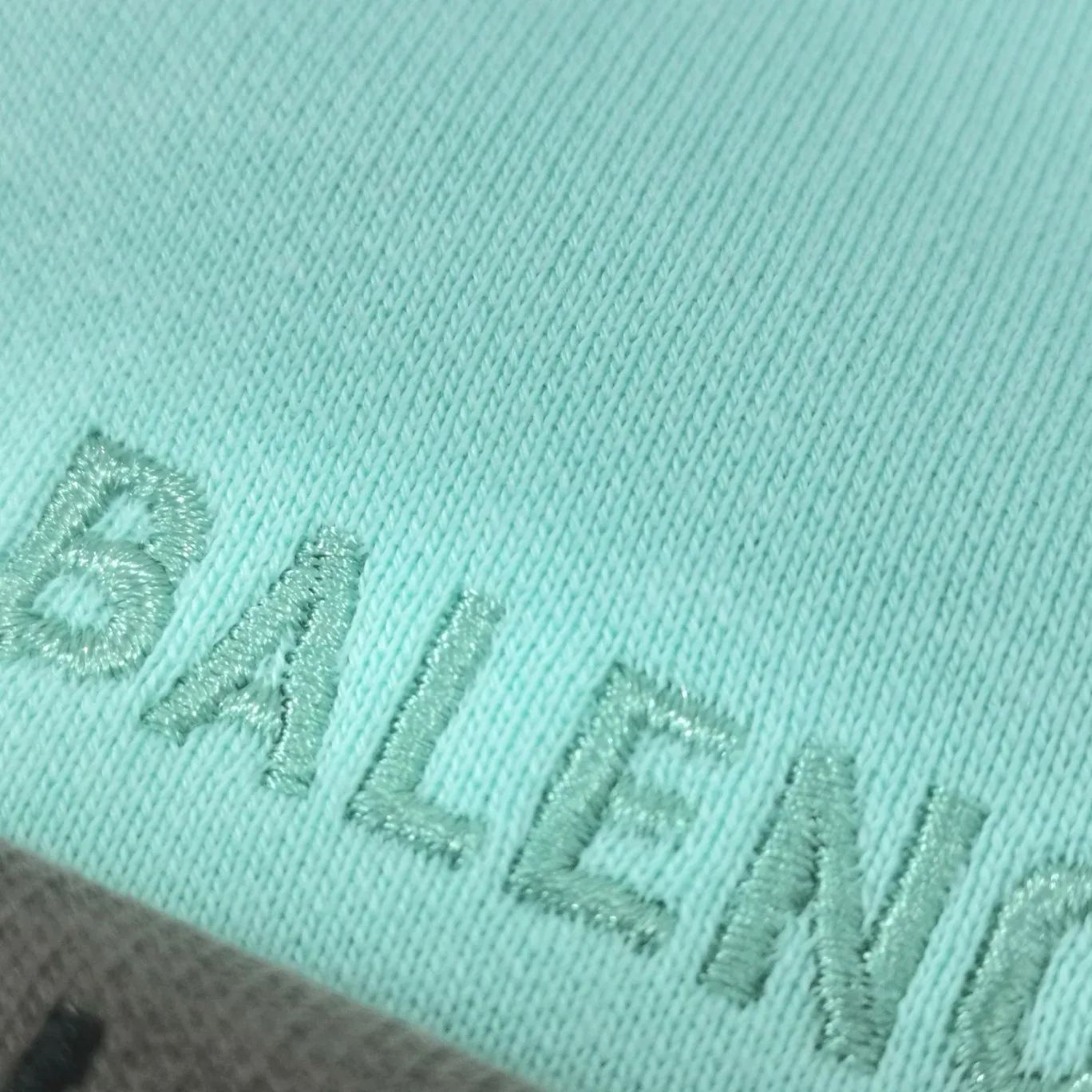 Additional details - the top version of BALENCIAGA with large LOGO basic letters on the back, pure cotton loose, same style for male and female couples, high-end embroidered cotton hoodie, hooded sweatshirt, the god of simplicity in Paris, a volume sought after by many stars. Lisa’s favorite basic short-sleeved Paris style, which has a very high appearance rate. Wear alone, paired with jeans, shorts, and sweatpants, it's a versatile style. Xiaohongshu, a hot item on INS, a must-have for Paris fans.  Using Tajima embroidery technology imported from Japan, the printing looks very three-dimensional and full, with no threads. Regardless of the size, the front and back letters can be expressed perfectly! The fabric is made of 460g pure cotton combed terry fabric!  A complete set of customized tags, collar tags, washed, plastic bags, and most importantly, a complete set of bags, tag codes, and codes are all authentic.  Color: mint green dark brown Size: XS-L P:450