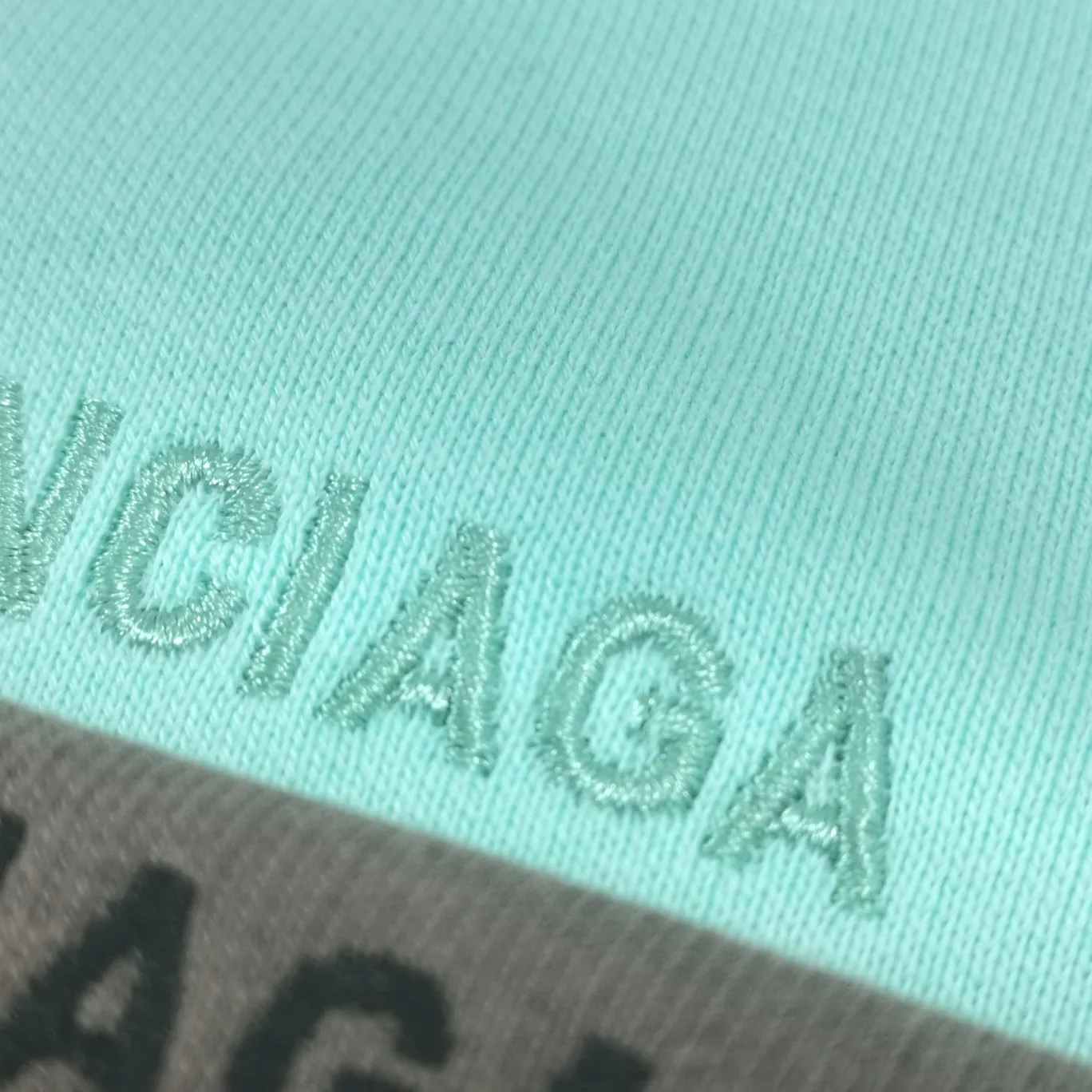 Additional details - the top version of BALENCIAGA with large LOGO basic letters on the back, pure cotton loose, same style for male and female couples, high-end embroidered cotton hoodie, hooded sweatshirt, the god of simplicity in Paris, a volume sought after by many stars. Lisa’s favorite basic short-sleeved Paris style, which has a very high appearance rate. Wear alone, paired with jeans, shorts, and sweatpants, it's a versatile style. Xiaohongshu, a hot item on INS, a must-have for Paris fans.  Using Tajima embroidery technology imported from Japan, the printing looks very three-dimensional and full, with no threads. Regardless of the size, the front and back letters can be expressed perfectly! The fabric is made of 460g pure cotton combed terry fabric!  A complete set of customized tags, collar tags, washed, plastic bags, and most importantly, a complete set of bags, tag codes, and codes are all authentic.  Color: mint green dark brown Size: XS-L P:450