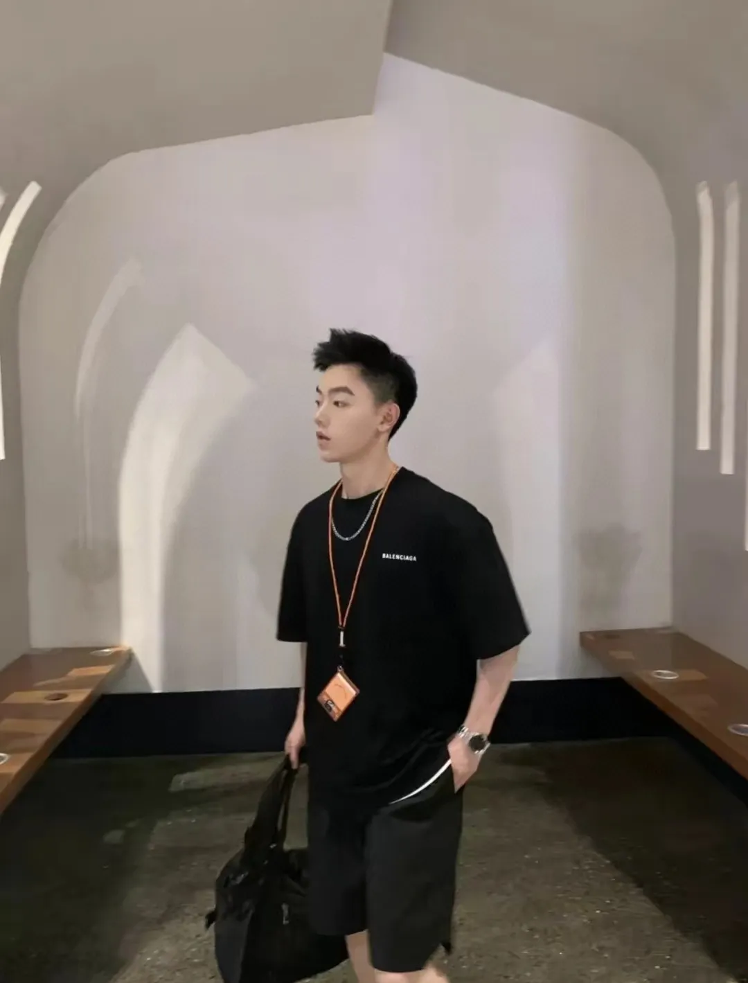 ♻️💯Upper body reference model picture❤️The top-notch proven version of BALENCIAGA with large LOGO on the back and basic letters, pure cotton loose, same style for male and female couples, trendy brand high-end short-sleeved T-shirt, the god of simplicity in Paris, a volume sought after by many stars. Lisa’s favorite basic short-sleeved Paris style, which has a very high appearance rate. Wear alone, paired with jeans, shorts, and sweatpants, it's a versatile style. Xiaohongshu, a hot item on INS, a must-have for Paris fans.  The printing uses white glue as a base, coupled with Kornit direct injection, which ensures the anchorage of the printing and machine washing without any pressure. However, everyone should pay attention to something. The printing of this model is not thick glue, and the printing surface is not shiny. Please pay attention to the importance of version. Don't make a pattern based on the pictures. If you don't have the original version, you won't be able to make it look one to one like the original version. At most, you can just make a look. It's just a piece of clothing without a soul. The fabric is made of 24S 260g double yarn pure cotton fabric. The threads and fabric are custom woven and dyed in the same style, without color difference.  A complete set of customized tags, collar tags, washed, plastic bags, and most importantly, a complete set of bags, tag codes, and codes are all authentic.  Color: White, Black, Royal Blue, Apricot, Floral Gray, Pink Size: XS-L P:240
