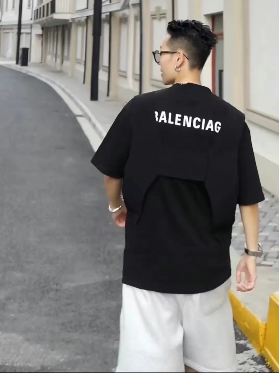 ♻️💯Upper body reference model picture❤️The top-notch proven version of BALENCIAGA with large LOGO on the back and basic letters, pure cotton loose, same style for male and female couples, trendy brand high-end short-sleeved T-shirt, the god of simplicity in Paris, a volume sought after by many stars. Lisa’s favorite basic short-sleeved Paris style, which has a very high appearance rate. Wear alone, paired with jeans, shorts, and sweatpants, it's a versatile style. Xiaohongshu, a hot item on INS, a must-have for Paris fans.  The printing uses white glue as a base, coupled with Kornit direct injection, which ensures the anchorage of the printing and machine washing without any pressure. However, everyone should pay attention to something. The printing of this model is not thick glue, and the printing surface is not shiny. Please pay attention to the importance of version. Don't make a pattern based on the pictures. If you don't have the original version, you won't be able to make it look one to one like the original version. At most, you can just make a look. It's just a piece of clothing without a soul. The fabric is made of 24S 260g double yarn pure cotton fabric. The threads and fabric are custom woven and dyed in the same style, without color difference.  A complete set of customized tags, collar tags, washed, plastic bags, and most importantly, a complete set of bags, tag codes, and codes are all authentic.  Color: White, Black, Royal Blue, Apricot, Floral Gray, Pink Size: XS-L P:240