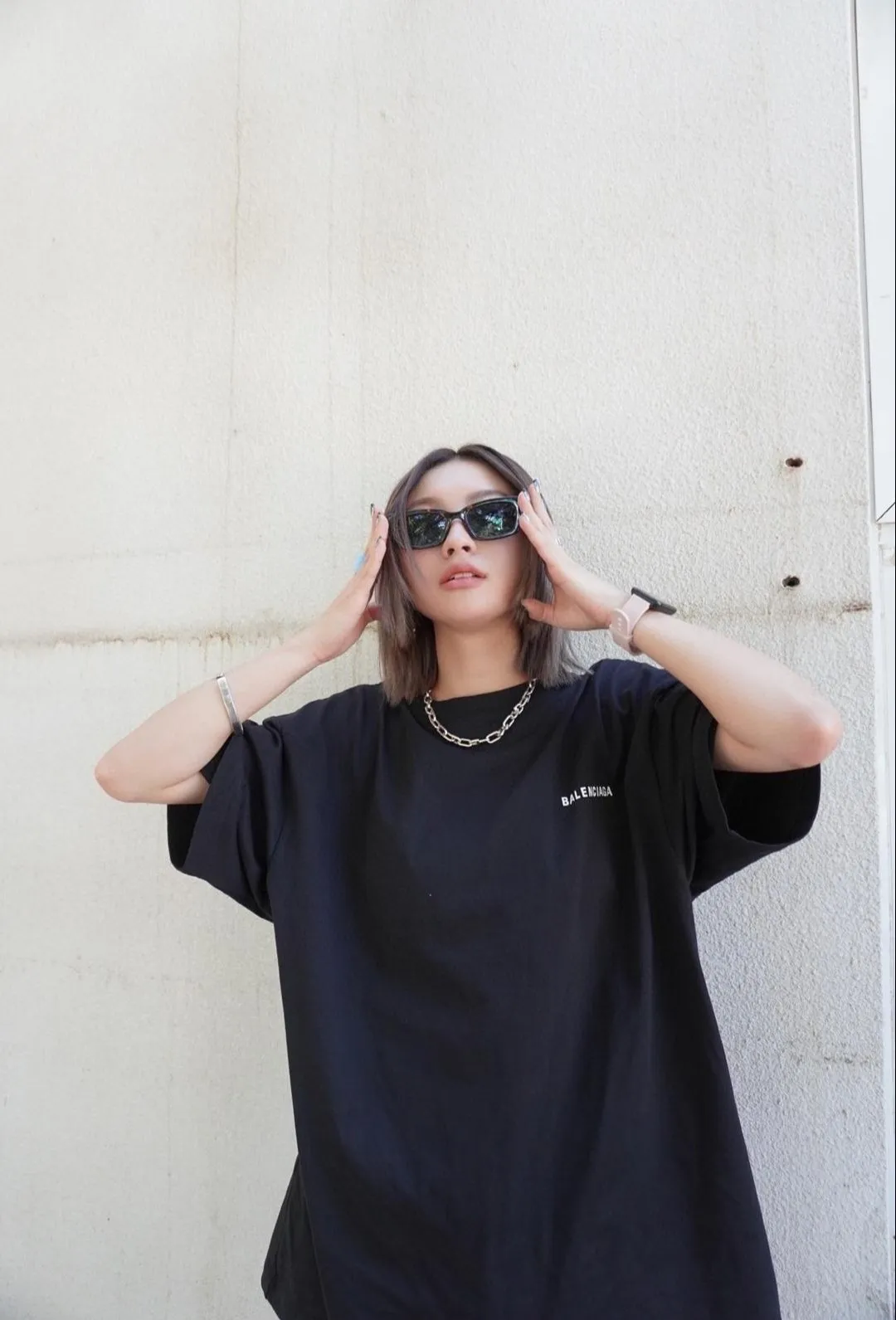 ♻️💯Upper body reference model picture❤️The top-notch proven version of BALENCIAGA with large LOGO on the back and basic letters, pure cotton loose, same style for male and female couples, trendy brand high-end short-sleeved T-shirt, the god of simplicity in Paris, a volume sought after by many stars. Lisa’s favorite basic short-sleeved Paris style, which has a very high appearance rate. Wear alone, paired with jeans, shorts, and sweatpants, it's a versatile style. Xiaohongshu, a hot item on INS, a must-have for Paris fans.  The printing uses white glue as a base, coupled with Kornit direct injection, which ensures the anchorage of the printing and machine washing without any pressure. However, everyone should pay attention to something. The printing of this model is not thick glue, and the printing surface is not shiny. Please pay attention to the importance of version. Don't make a pattern based on the pictures. If you don't have the original version, you won't be able to make it look one to one like the original version. At most, you can just make a look. It's just a piece of clothing without a soul. The fabric is made of 24S 260g double yarn pure cotton fabric. The threads and fabric are custom woven and dyed in the same style, without color difference.  A complete set of customized tags, collar tags, washed, plastic bags, and most importantly, a complete set of bags, tag codes, and codes are all authentic.  Color: White, Black, Royal Blue, Apricot, Floral Gray, Pink Size: XS-L P:240
