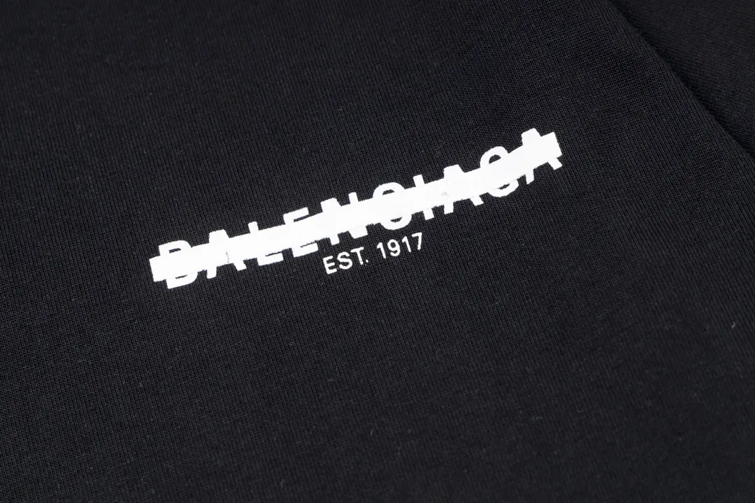 🅿️166 Detailed picture [Top version. Official website quality] BALENCI*GA/Paris. Seal letter LOGO printed short-sleeved T-shirt. Brick cabinet synchronization. The fabric is made of Paris ZP custom-woven and dyed 100% cotton double yarn compact cotton. The weight is 260 grams, the cloth surface is clean. The cloth pattern is clear, soft and comfortable. The threads are dyed with no color difference. The classic pattern is printed with environmentally friendly imported materials and precision printing screens, with clear letters and three-dimensional effect. Different market currency, welcome to compare, the version adopts OS loose shoulder version. Same style for men and women Coding: BL223032 Color: black, white, floral gray, khaki, blue sky Size: XS to L