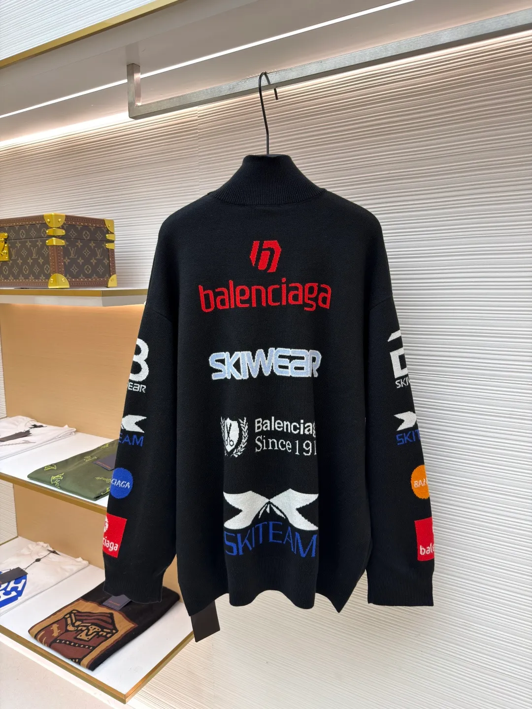 Balenciaga SKI ski series letter jacquard turtleneck sweater ●Original version: purchased and developed in 7017 ●Item number: 1681040-C10 ●Fabric: wool blended fabric ●Technology: jacquard production ●Version: loose version ●Weight: about 720 grams ●Size: The sleeves on both sides are designed with multiple logos and heavy jacquard design. The jacquard and fabric are integrated into one, and the ribbed collar is custom-woven. The overall wiring is straight and delicate, the fabric is comfortable and soft, and the color is consistent without color difference. It can be matched with the same style to create a fashionable look and control various occasions. Customized accessories, complete with three standards, same style for men and women!
