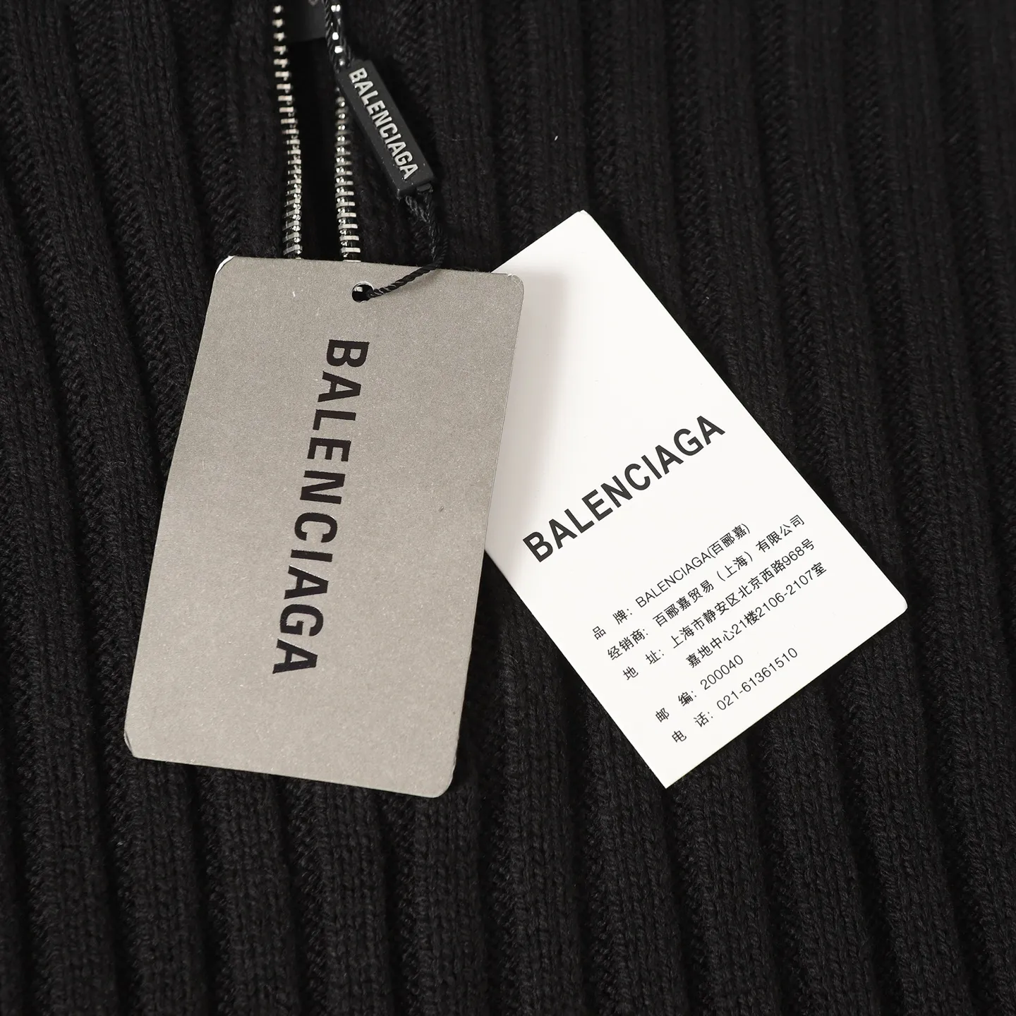 🅿️490 BLCG 25FW high-neck half-zip sweater with armbands. The core craftsmanship of this single product lies in the cross-border fusion of high-tech lamination and traditional knitting. The basis of ready-made garments is high-elastic coarse pit knitting, which achieves strong three-dimensional texture and excellent elasticity through thick gauge and special yarns. The elastic characteristics are mainly characterized by high rebound, multi-directional extension and excellent recovery. Relying on the natural structural stretch of the rough ribbed structure and combining it with high-elastic yarns, it has high stretchability in both the longitudinal and transverse directions (up to 6-10cm). It has no sense of restraint when moving, and can quickly return to its original shape, resist wrinkles, maintain shape, and avoid sagging. The iconic black polyurethane tape is precisely sewn onto the uneven knitted surface. At the same time, the elasticity of the underlying knitted structure must not be damaged, and the luster and toughness of the strip itself should be maintained, integrating the decorative strip and the functional structure into one. Size:S/M/L