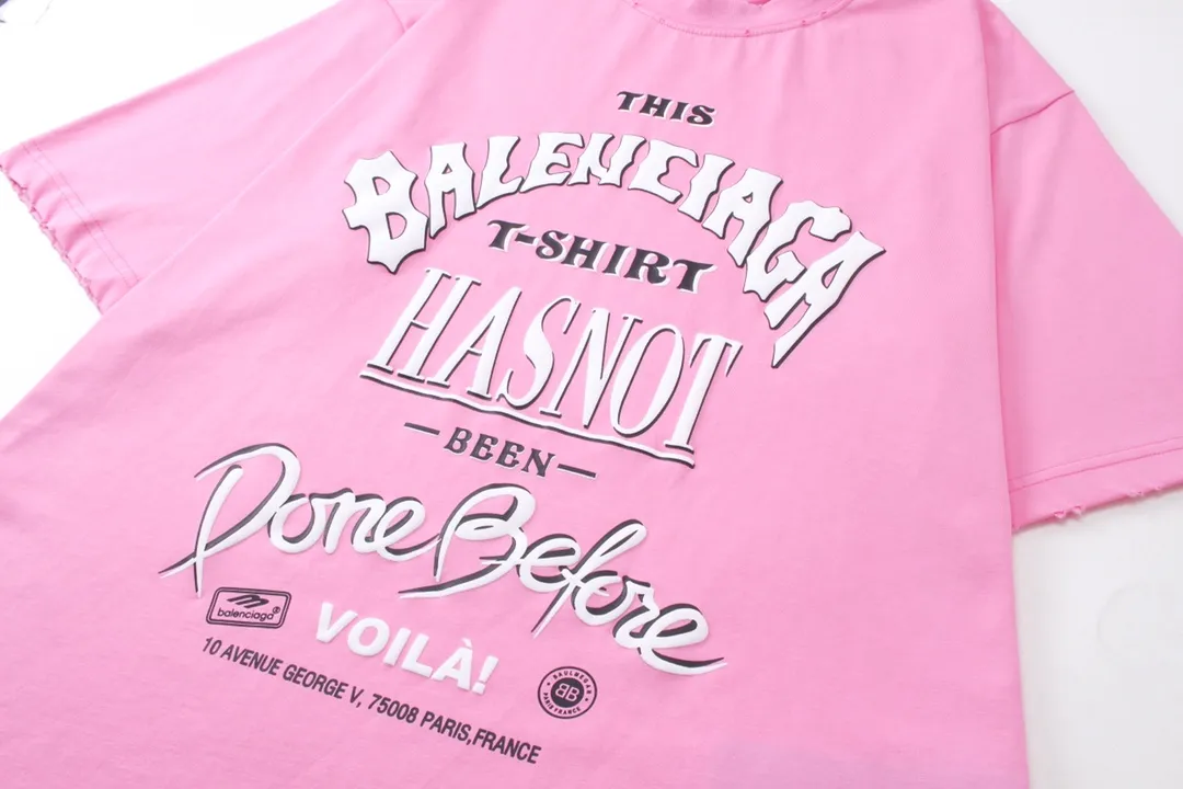 🅿️200 Detailed Picture [Top version. Official website quality] BALENCI*GA/Paris. 2024 new style, foam printed letters on the chest, washed and distressed short-sleeved T-shirt, 2024 new style. All pattern details, color, Y plate customization. Jubie market currency. Brick cabinets are synchronized. Genuine products are developed at the first time, and you can print and compare! The fabric is made of Paris ZP custom-woven and dyed cotton double yarn. Weighing 260 grams, the cloth surface is clean. The cloth pattern is clear, soft and comfortable. The threads are dyed with no color difference. The printing uses environmentally friendly imported foam printing, with clear letters and three-dimensional effect. The entire garment is washed, distressed and worn. The version adopts OS loose shoulder design. Same style for men and women. Code: BL223377 Color: black, pink, rice. Size: XS to L