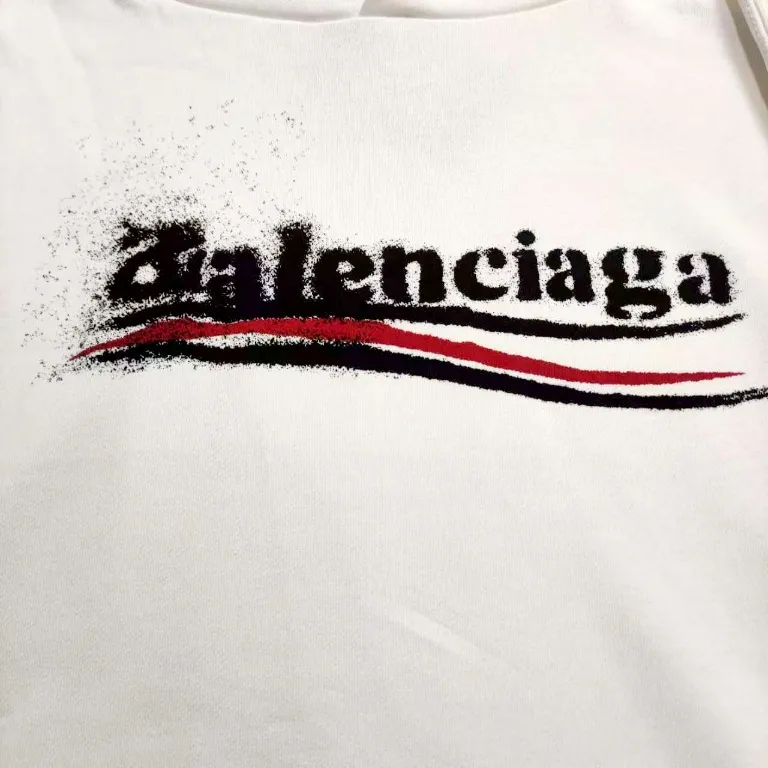 The top version of Balenciaga SS24 Coke Logo blur printed hooded sweatshirt. Loose fit. Same style for men and women. 440g double-ply large terry fabric dyed in the same vat. The fabric can weigh up to 460g. It feels very comfortable. The latest brick cabinets in autumn and winter are in sync. Fashionable and individual. A super versatile and good-looking sweatshirt. Very suitable for both men and women. A must-have style. Hang tag. Collar label. Washed wheat. Complete with three labels. Packaging Sydney paper. [1:1 original creation with high control of details] Fabric: 440g double-strand large terry Color: Black White Size: XS-L P:430 Color: Black White Size: XS S M L Style number: 2478#
