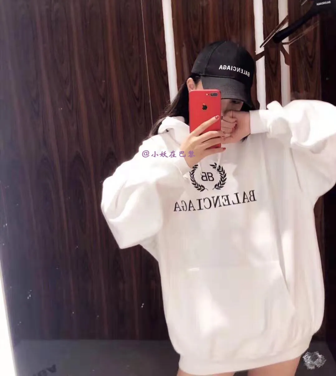 ♻️💯Reference model picture for the upper body❤️The top tested version of Balenciaga's classic wheat ear hooded sweatshirt. It is made of 480g pure cotton double yarn terry fabric, which is thick and textured. It is made of high-density knitted fabric technology. It is firm and elastic, with high suppleness and skin-friendliness. It feels soft and delicate, does not shrink or deform, and the upper body is crisp and stylish. It is different from the cheap soft couch fabrics with low weight and low count on the market.  Ultra-high-level workmanship, every detail shows a sense of luxury, and the original three-dimensional cutting process creates a perfect fit. The OS loose shoulder style accommodates all body types. It is a truly versatile style that looks slim and good-looking for both men and women.  The brushed classic wheat ear letter print has high fastness and will not crack or fall off. The classic pattern will never go out of style. Multiple colors are available, and every color is beautiful!  Color: White Size: XS-L P:420