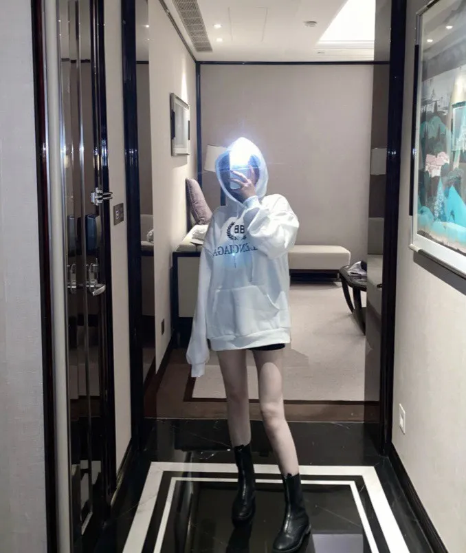 ♻️💯Reference model picture for the upper body❤️The top tested version of Balenciaga's classic wheat ear hooded sweatshirt. It is made of 480g pure cotton double yarn terry fabric, which is thick and textured. It is made of high-density knitted fabric technology. It is firm and elastic, with high suppleness and skin-friendliness. It feels soft and delicate, does not shrink or deform, and the upper body is crisp and stylish. It is different from the cheap soft couch fabrics with low weight and low count on the market.  Ultra-high-level workmanship, every detail shows a sense of luxury, and the original three-dimensional cutting process creates a perfect fit. The OS loose shoulder style accommodates all body types. It is a truly versatile style that looks slim and good-looking for both men and women.  The brushed classic wheat ear letter print has high fastness and will not crack or fall off. The classic pattern will never go out of style. Multiple colors are available, and every color is beautiful!  Color: White Size: XS-L P:420