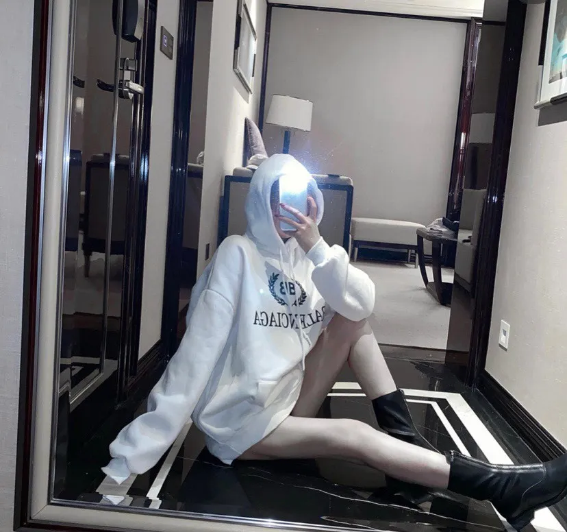 ♻️💯Reference model picture for the upper body❤️The top tested version of Balenciaga's classic wheat ear hooded sweatshirt. It is made of 480g pure cotton double yarn terry fabric, which is thick and textured. It is made of high-density knitted fabric technology. It is firm and elastic, with high suppleness and skin-friendliness. It feels soft and delicate, does not shrink or deform, and the upper body is crisp and stylish. It is different from the cheap soft couch fabrics with low weight and low count on the market.  Ultra-high-level workmanship, every detail shows a sense of luxury, and the original three-dimensional cutting process creates a perfect fit. The OS loose shoulder style accommodates all body types. It is a truly versatile style that looks slim and good-looking for both men and women.  The brushed classic wheat ear letter print has high fastness and will not crack or fall off. The classic pattern will never go out of style. Multiple colors are available, and every color is beautiful!  Color: White Size: XS-L P:420