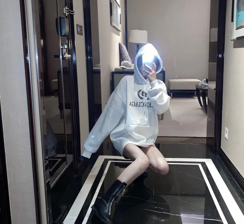 ♻️💯Reference model picture for the upper body❤️The top tested version of Balenciaga's classic wheat ear hooded sweatshirt. It is made of 480g pure cotton double yarn terry fabric, which is thick and textured. It is made of high-density knitted fabric technology. It is firm and elastic, with high suppleness and skin-friendliness. It feels soft and delicate, does not shrink or deform, and the upper body is crisp and stylish. It is different from the cheap soft couch fabrics with low weight and low count on the market.  Ultra-high-level workmanship, every detail shows a sense of luxury, and the original three-dimensional cutting process creates a perfect fit. The OS loose shoulder style accommodates all body types. It is a truly versatile style that looks slim and good-looking for both men and women.  The brushed classic wheat ear letter print has high fastness and will not crack or fall off. The classic pattern will never go out of style. Multiple colors are available, and every color is beautiful!  Color: White Size: XS-L P:420