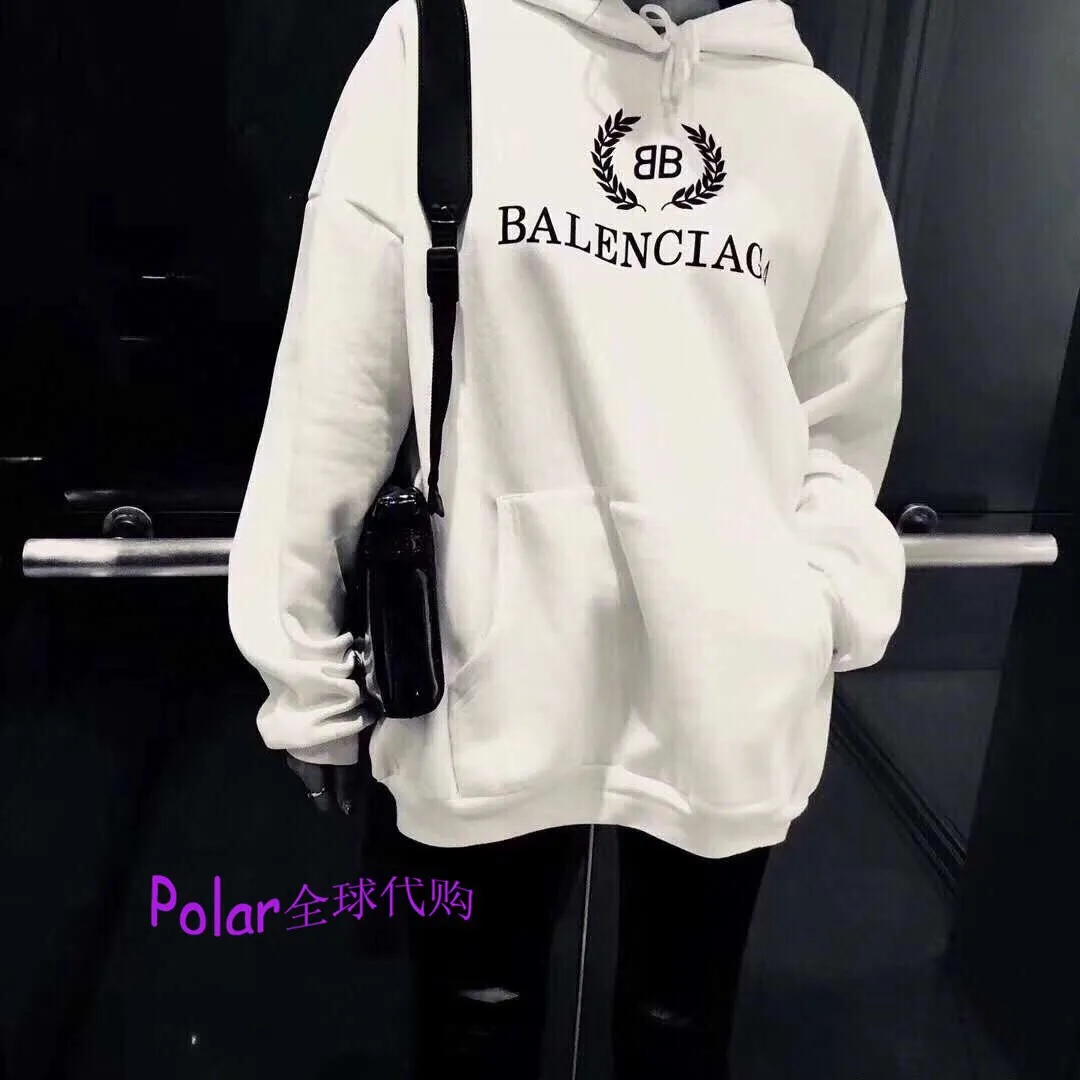 ♻️💯Reference model picture for the upper body❤️The top tested version of Balenciaga's classic wheat ear hooded sweatshirt. It is made of 480g pure cotton double yarn terry fabric, which is thick and textured. It is made of high-density knitted fabric technology. It is firm and elastic, with high suppleness and skin-friendliness. It feels soft and delicate, does not shrink or deform, and the upper body is crisp and stylish. It is different from the cheap soft couch fabrics with low weight and low count on the market.  Ultra-high-level workmanship, every detail shows a sense of luxury, and the original three-dimensional cutting process creates a perfect fit. The OS loose shoulder style accommodates all body types. It is a truly versatile style that looks slim and good-looking for both men and women.  The brushed classic wheat ear letter print has high fastness and will not crack or fall off. The classic pattern will never go out of style. Multiple colors are available, and every color is beautiful!  Color: White Size: XS-L P:420