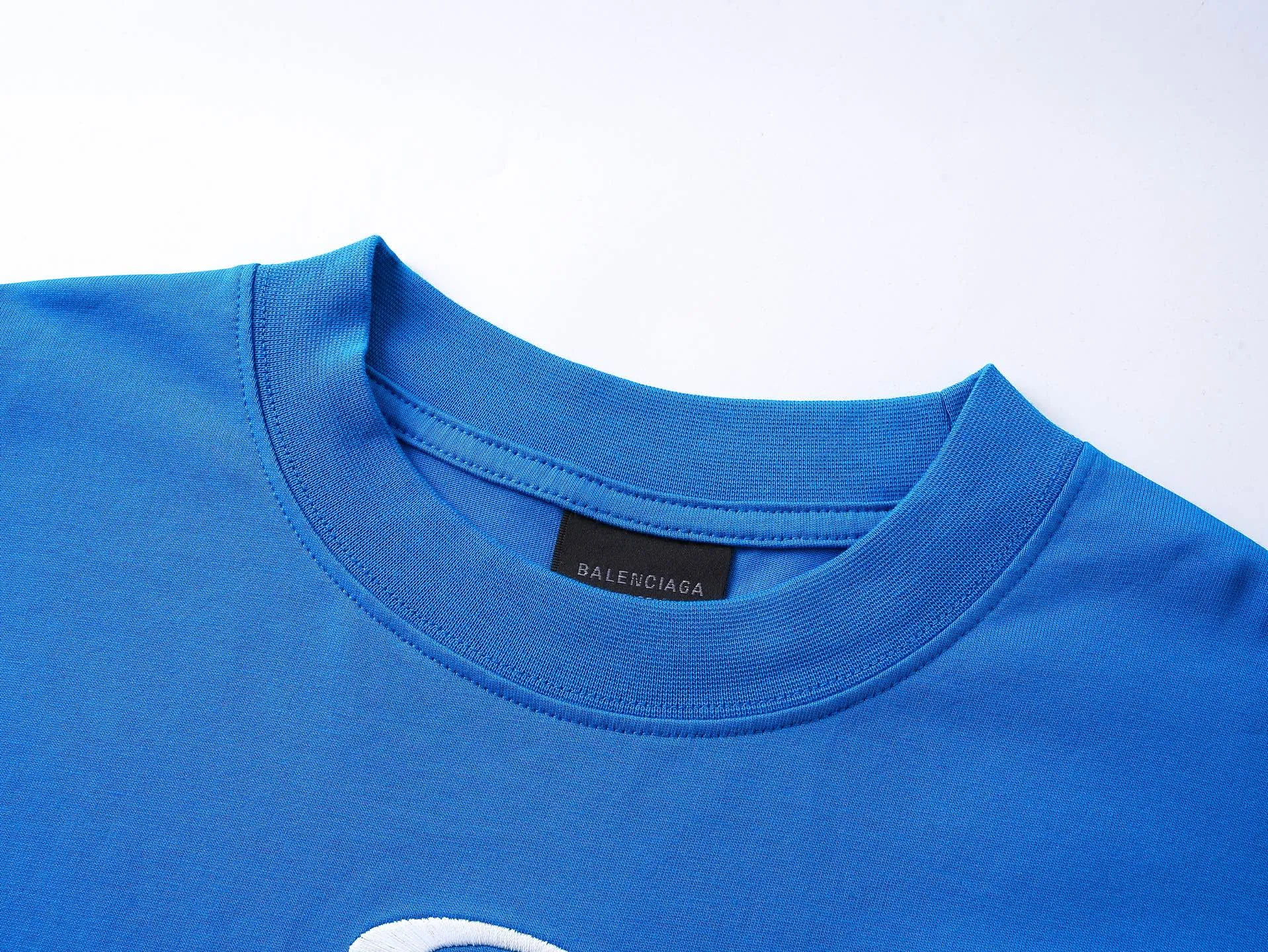🅿️260 real photos [Top version. Official website quality] BALENCI*GA/Paris.SS25 latest basketball uniform embroidered printed long-sleeved T-shirt. The front embroidery is embroidered and printed using a Tajima computer embroidery machine, the lower left corner is stamped, and the back piece is printed. Brick cabinets are synchronized. Genuine products are developed at the first time. The fabric is made of Paris ZP custom-woven and dyed cotton double yarn. Weighing 260 grams, the cloth surface is clean. The cloth pattern is clear, soft and comfortable. The threads are dyed with no color difference. The printing uses environmentally friendly imported materials, the letters are clear and the effect is three-dimensional. The version adopts OS loose shoulder design. Same style for men and women. Code: BL255069 Color: black, white, purple, orchid. Size: XS S M L