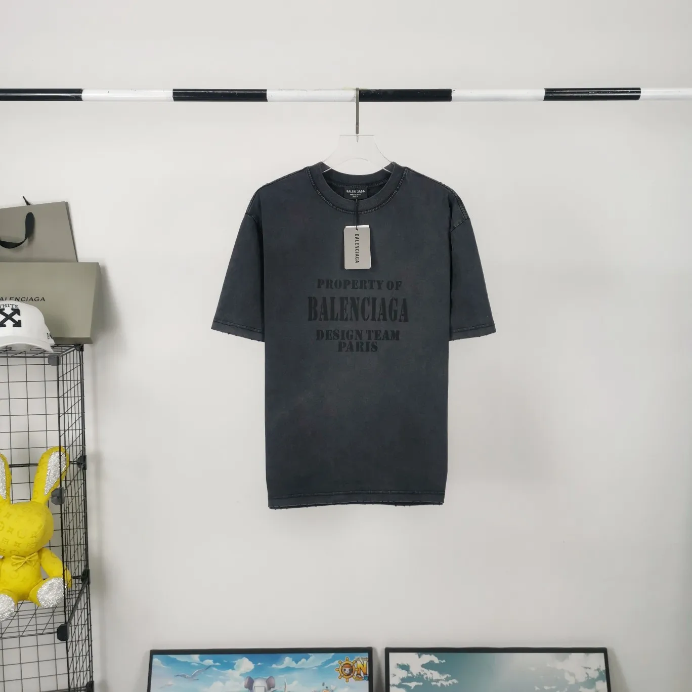 [New] The top tried and tested version of BALENCIAGA's new design team prints the same style short-sleeved T-shirts for men and women, couples and celebrities. It uses high-coverage screen water slurry technology, and is printed after washing. Ready-made garments are washed, fried snowflakes and sanded. The scrap rate is very high. Full of craftsmanship. 32S 280g double-ply double yarn pure cotton fabric. Ready-made garments are shaped and washed! Full of drape. Accessories: Butter paper with logo, three-label synchronous official website Size: XS-L Color: Washed black P:280