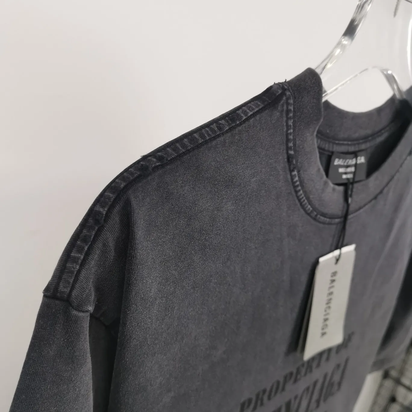 [New] The top tried and tested version of BALENCIAGA's new design team prints the same style short-sleeved T-shirts for men and women, couples and celebrities. It uses high-coverage screen water slurry technology, and is printed after washing. Ready-made garments are washed, fried snowflakes and sanded. The scrap rate is very high. Full of craftsmanship. 32S 280g double-ply double yarn pure cotton fabric. Ready-made garments are shaped and washed! Full of drape. Accessories: Butter paper with logo, three-label synchronous official website Size: XS-L Color: Washed black P:280