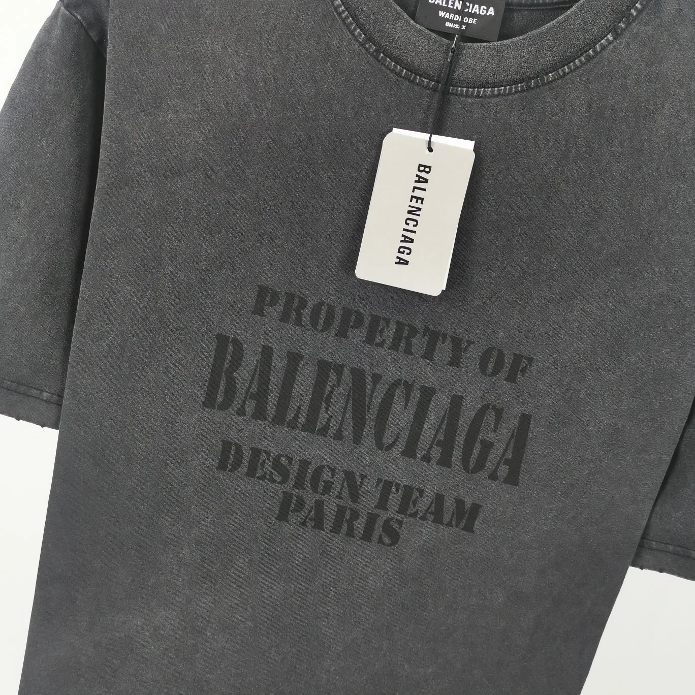 [New] The top tried and tested version of BALENCIAGA's new design team prints the same style short-sleeved T-shirts for men and women, couples and celebrities. It uses high-coverage screen water slurry technology, and is printed after washing. Ready-made garments are washed, fried snowflakes and sanded. The scrap rate is very high. Full of craftsmanship. 32S 280g double-ply double yarn pure cotton fabric. Ready-made garments are shaped and washed! Full of drape. Accessories: Butter paper with logo, three-label synchronous official website Size: XS-L Color: Washed black P:280