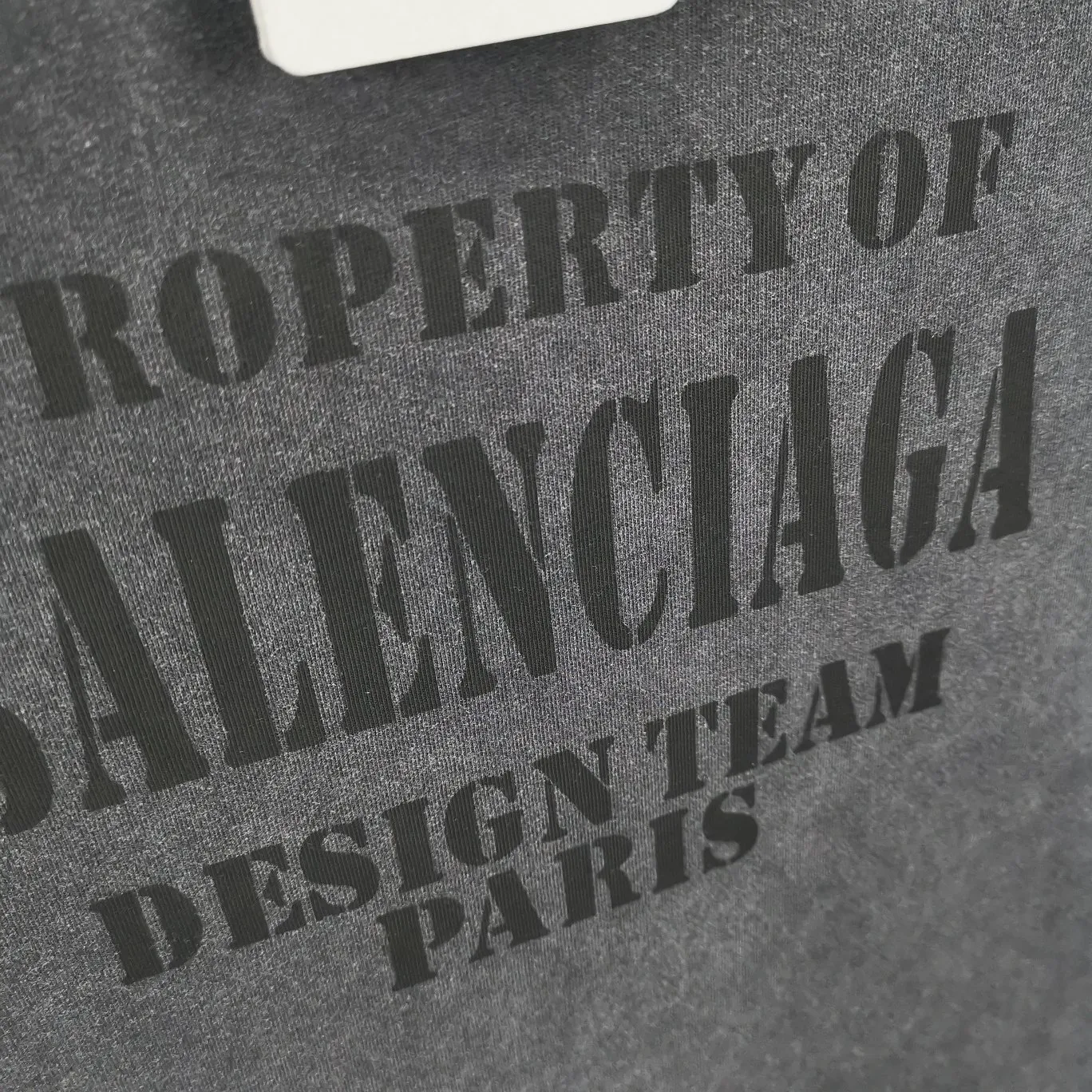 [New] The top tried and tested version of BALENCIAGA's new design team prints the same style short-sleeved T-shirts for men and women, couples and celebrities. It uses high-coverage screen water slurry technology, and is printed after washing. Ready-made garments are washed, fried snowflakes and sanded. The scrap rate is very high. Full of craftsmanship. 32S 280g double-ply double yarn pure cotton fabric. Ready-made garments are shaped and washed! Full of drape. Accessories: Butter paper with logo, three-label synchronous official website Size: XS-L Color: Washed black P:280