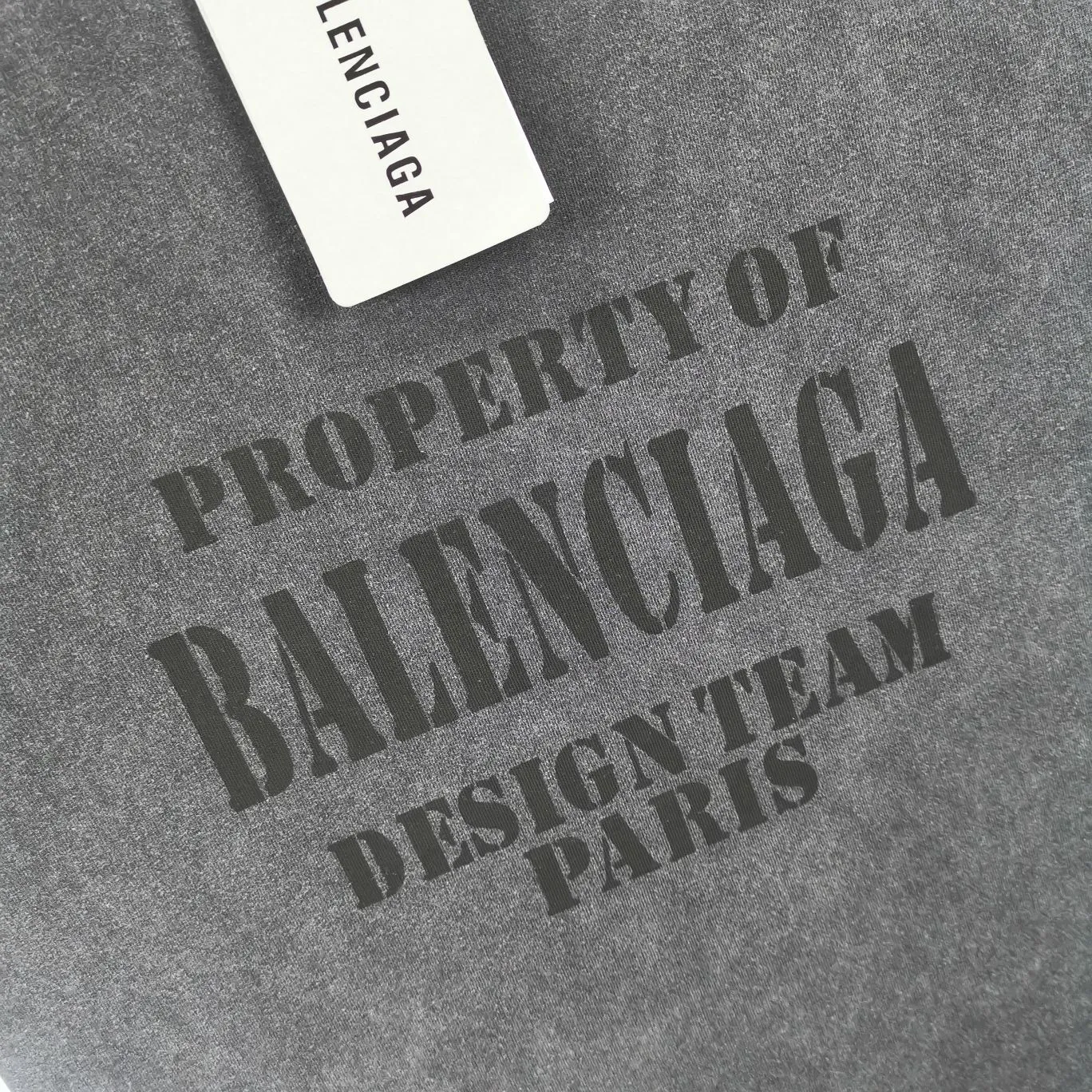 [New] The top tried and tested version of BALENCIAGA's new design team prints the same style short-sleeved T-shirts for men and women, couples and celebrities. It uses high-coverage screen water slurry technology, and is printed after washing. Ready-made garments are washed, fried snowflakes and sanded. The scrap rate is very high. Full of craftsmanship. 32S 280g double-ply double yarn pure cotton fabric. Ready-made garments are shaped and washed! Full of drape. Accessories: Butter paper with logo, three-label synchronous official website Size: XS-L Color: Washed black P:280