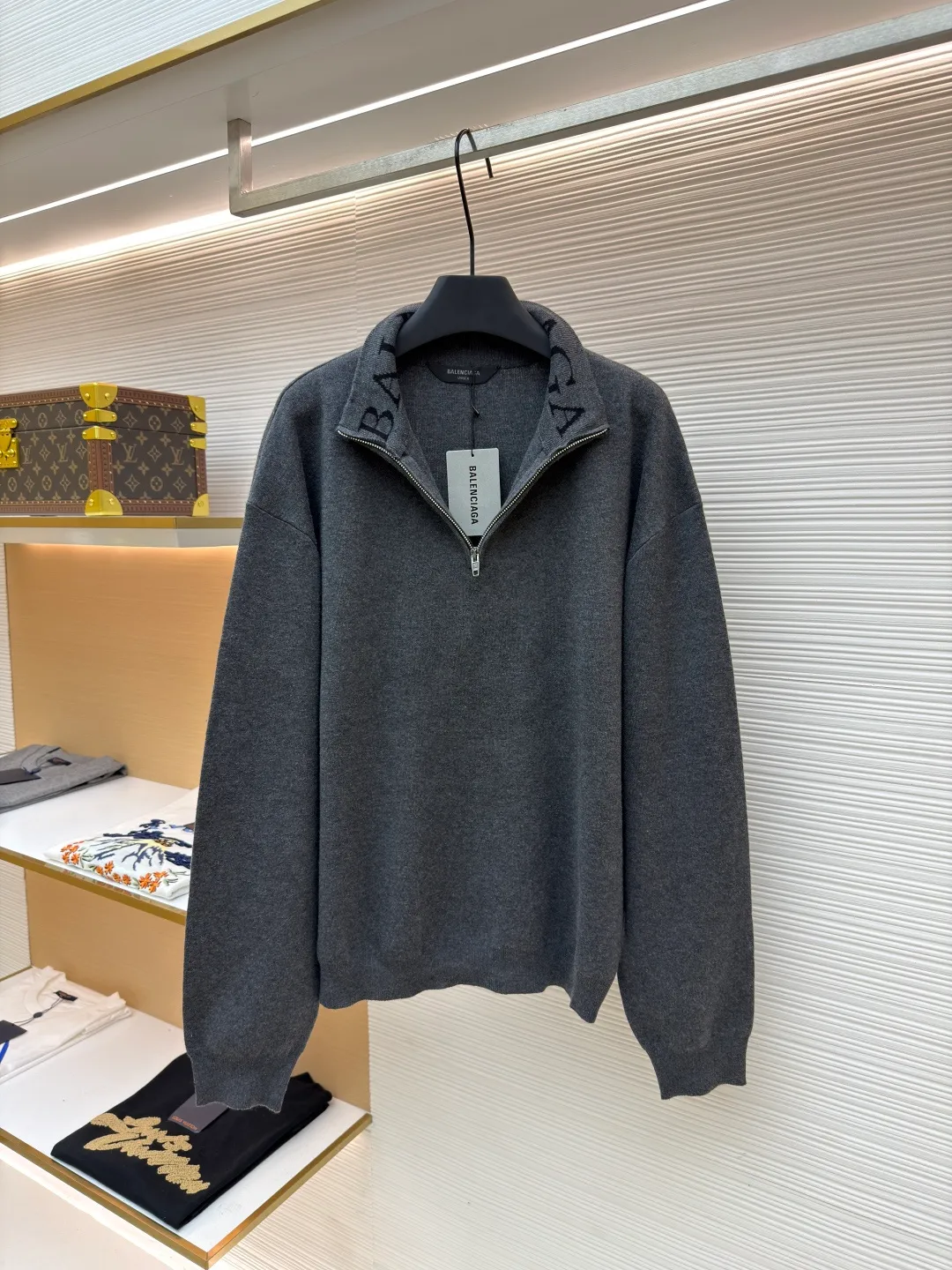 Balenciaga stand-collar half-zip cotton sweater ●Original version: Purchased and developed for 15800 ●Item number: 1681381-A75 ●Fabric: wool blended fabric ●Technology: knitted ●Color: gray ●Version: Fitted version ●Weight: about 440 grams ●Size: It adopts a half-zip stand-up collar design, and the brand letter logo is embroidered on the collar. It is presented through precise hand-embroidery technology, with clear texture and high recognition; the custom-made metal zipper is smooth and durable, with both style and practicality. In the weaving process, high-density knitting technology is used, and the yarns are woven evenly and tightly to ensure that the fabric is soft and skin-friendly and has good warmth retention and stiffness. The sleeves are loose and off-shoulder, enhancing the casual style of your outfit. From raw material selection to detailed decoration, every process reflects the brand's strict requirements for craftsmanship. It perfectly integrates minimalist design with high-end materials to present luxurious items with both classic style and wearing experience. Purchase the original version for development, order the color and dye it, and feel free to compare it with any version on the market!
