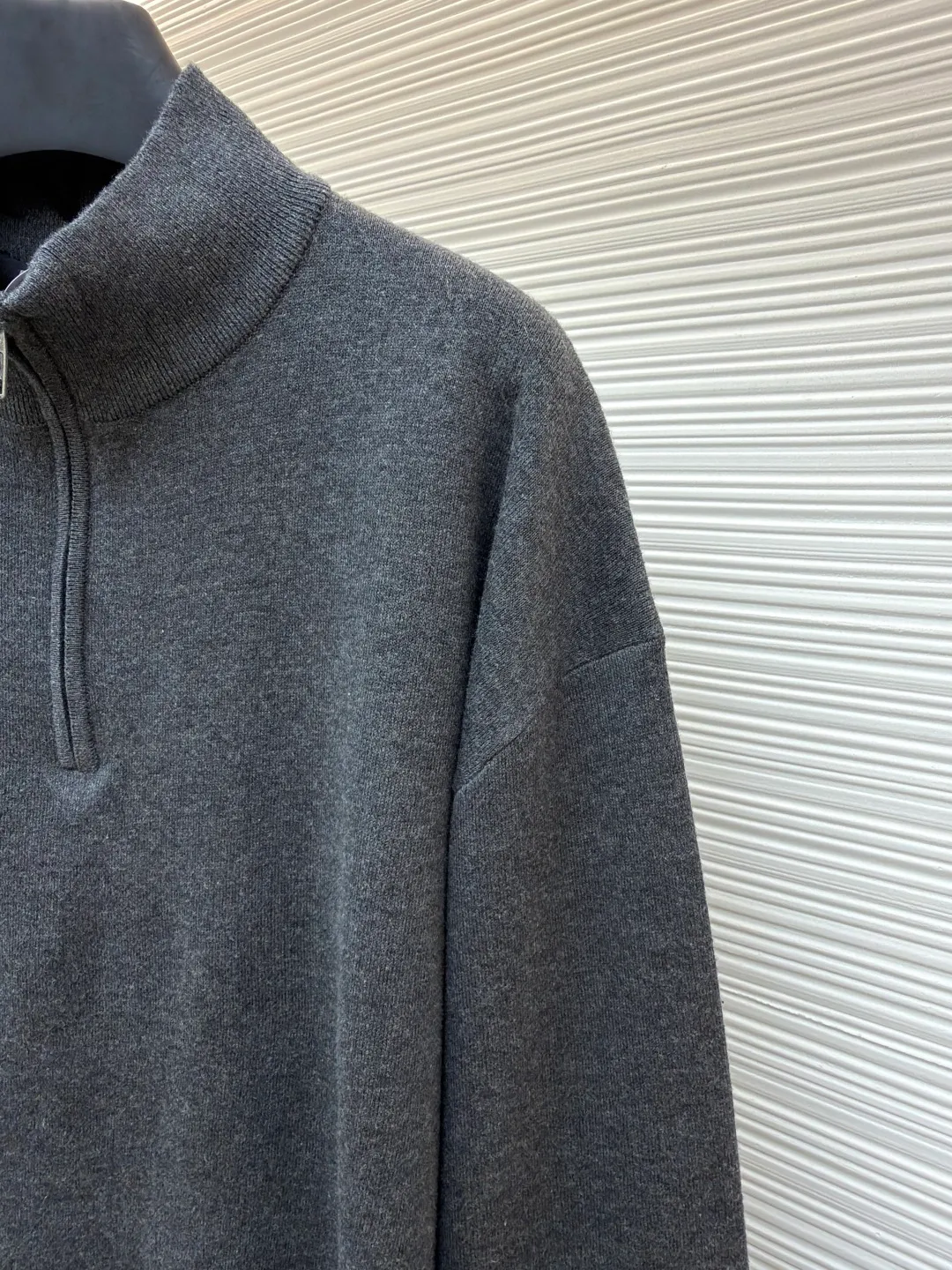 Balenciaga stand-collar half-zip cotton sweater ●Original version: Purchased and developed for 15800 ●Item number: 1681381-A75 ●Fabric: wool blended fabric ●Technology: knitted ●Color: gray ●Version: Fitted version ●Weight: about 440 grams ●Size: It adopts a half-zip stand-up collar design, and the brand letter logo is embroidered on the collar. It is presented through precise hand-embroidery technology, with clear texture and high recognition; the custom-made metal zipper is smooth and durable, with both style and practicality. In the weaving process, high-density knitting technology is used, and the yarns are woven evenly and tightly to ensure that the fabric is soft and skin-friendly and has good warmth retention and stiffness. The sleeves are loose and off-shoulder, enhancing the casual style of your outfit. From raw material selection to detailed decoration, every process reflects the brand's strict requirements for craftsmanship. It perfectly integrates minimalist design with high-end materials to present luxurious items with both classic style and wearing experience. Purchase the original version for development, order the color and dye it, and feel free to compare it with any version on the market!
