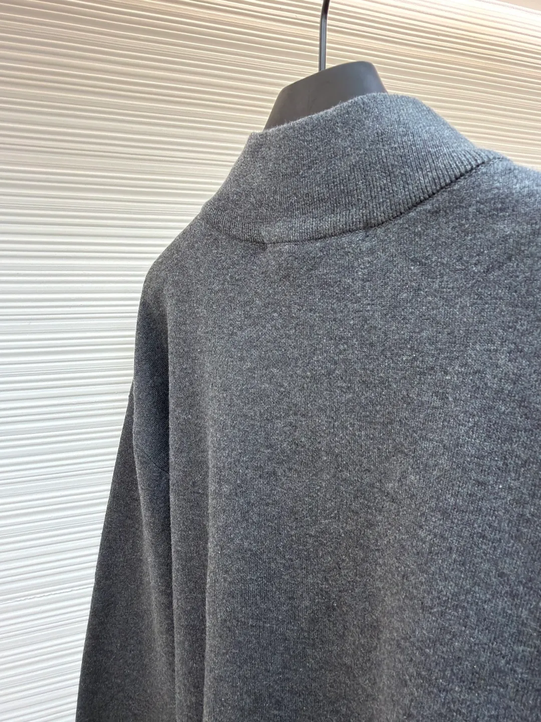 Balenciaga stand-collar half-zip cotton sweater ●Original version: Purchased and developed for 15800 ●Item number: 1681381-A75 ●Fabric: wool blended fabric ●Technology: knitted ●Color: gray ●Version: Fitted version ●Weight: about 440 grams ●Size: It adopts a half-zip stand-up collar design, and the brand letter logo is embroidered on the collar. It is presented through precise hand-embroidery technology, with clear texture and high recognition; the custom-made metal zipper is smooth and durable, with both style and practicality. In the weaving process, high-density knitting technology is used, and the yarns are woven evenly and tightly to ensure that the fabric is soft and skin-friendly and has good warmth retention and stiffness. The sleeves are loose and off-shoulder, enhancing the casual style of your outfit. From raw material selection to detailed decoration, every process reflects the brand's strict requirements for craftsmanship. It perfectly integrates minimalist design with high-end materials to present luxurious items with both classic style and wearing experience. Purchase the original version for development, order the color and dye it, and feel free to compare it with any version on the market!