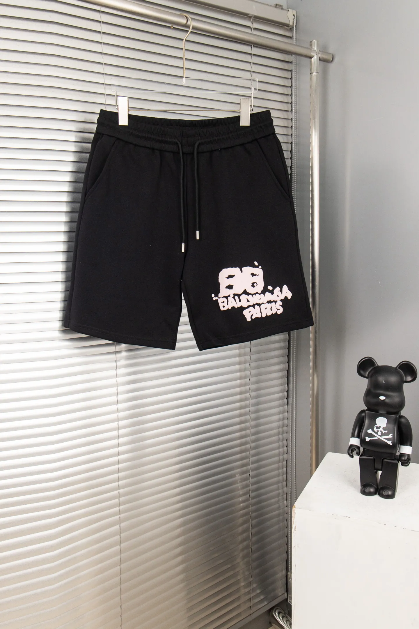 🅿️190 New arrival: Style number: B103 Balenciaga new graffiti letter printed shorts for couples, casual three-quarter pants 1️⃣The fabric is made of reactive black 360g, a very high-quality, thick and comfortable fabric, and the waist is designed with hemming workmanship, making it more comfortable and stylish to wear! 2️⃣Adopt foam printing design technology, positioning cutting, imported glue dot printing, irregular splash ink graffiti printing! 3️⃣It is very youthful and youthful and energetic, and can be easily controlled by both men and women. It is very in line with the fashion aesthetic concepts of young people today, creating a casual and lazy fashion tone, a must-have for autumn and winter! 4️⃣Exquisite workmanship and complete accessories! Color: black Size: S, M, L, XL